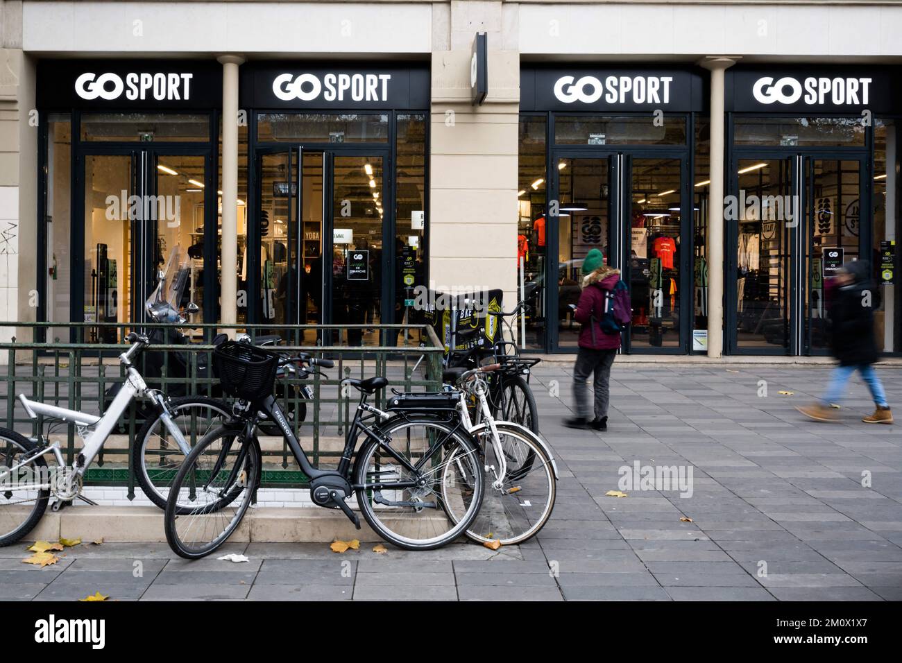 RENDEZ-VOUS au MAGASIN DE SPORT sur la place de la République à Paris, France sur 8 décembre 2022. La marque prêt-à-porter Celio achète la marque Camaïeu pour 1,8 millions d'euros aux enchères. La marque française Camaieu a été liquidée fin septembre, laissant environ 2 100 salariés au chômage. Les représentants des employés de la marque GO SPORT s'inquiètent de l'avenir de la marque, propriété de la financière immobilière bordelaise, ancienne actionnaire de Camaïeu, après le départ de leur directeur général. Photo de Pierrick Villette/ABACAPRESS.COM Banque D'Images