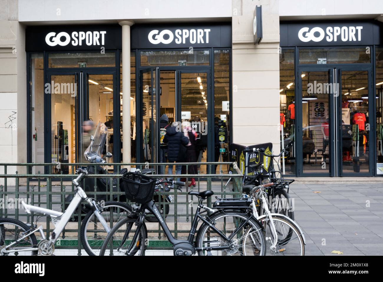 RENDEZ-VOUS au MAGASIN DE SPORT sur la place de la République à Paris, France sur 8 décembre 2022. La marque prêt-à-porter Celio achète la marque Camaïeu pour 1,8 millions d'euros aux enchères. La marque française Camaieu a été liquidée fin septembre, laissant environ 2 100 salariés au chômage. Les représentants des employés de la marque GO SPORT s'inquiètent de l'avenir de la marque, propriété de la financière immobilière bordelaise, ancienne actionnaire de Camaïeu, après le départ de leur directeur général. Photo de Pierrick Villette/ABACAPRESS.COM Banque D'Images