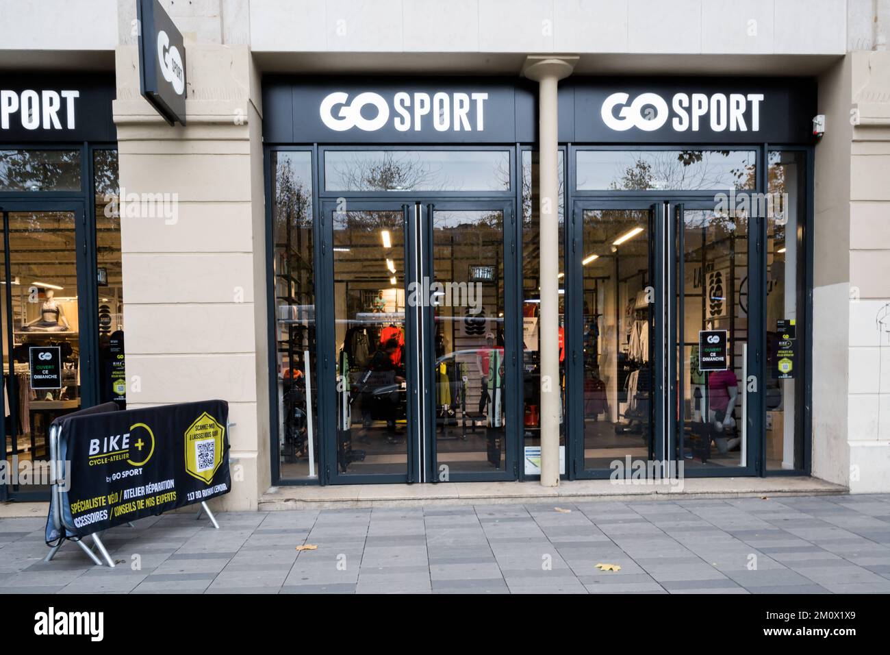 RENDEZ-VOUS au MAGASIN DE SPORT sur la place de la République à Paris, France sur 8 décembre 2022. La marque prêt-à-porter Celio achète la marque Camaïeu pour 1,8 millions d'euros aux enchères. La marque française Camaieu a été liquidée fin septembre, laissant environ 2 100 salariés au chômage. Les représentants des employés de la marque GO SPORT s'inquiètent de l'avenir de la marque, propriété de la financière immobilière bordelaise, ancienne actionnaire de Camaïeu, après le départ de leur directeur général. Photo de Pierrick Villette/ABACAPRESS.COM Banque D'Images