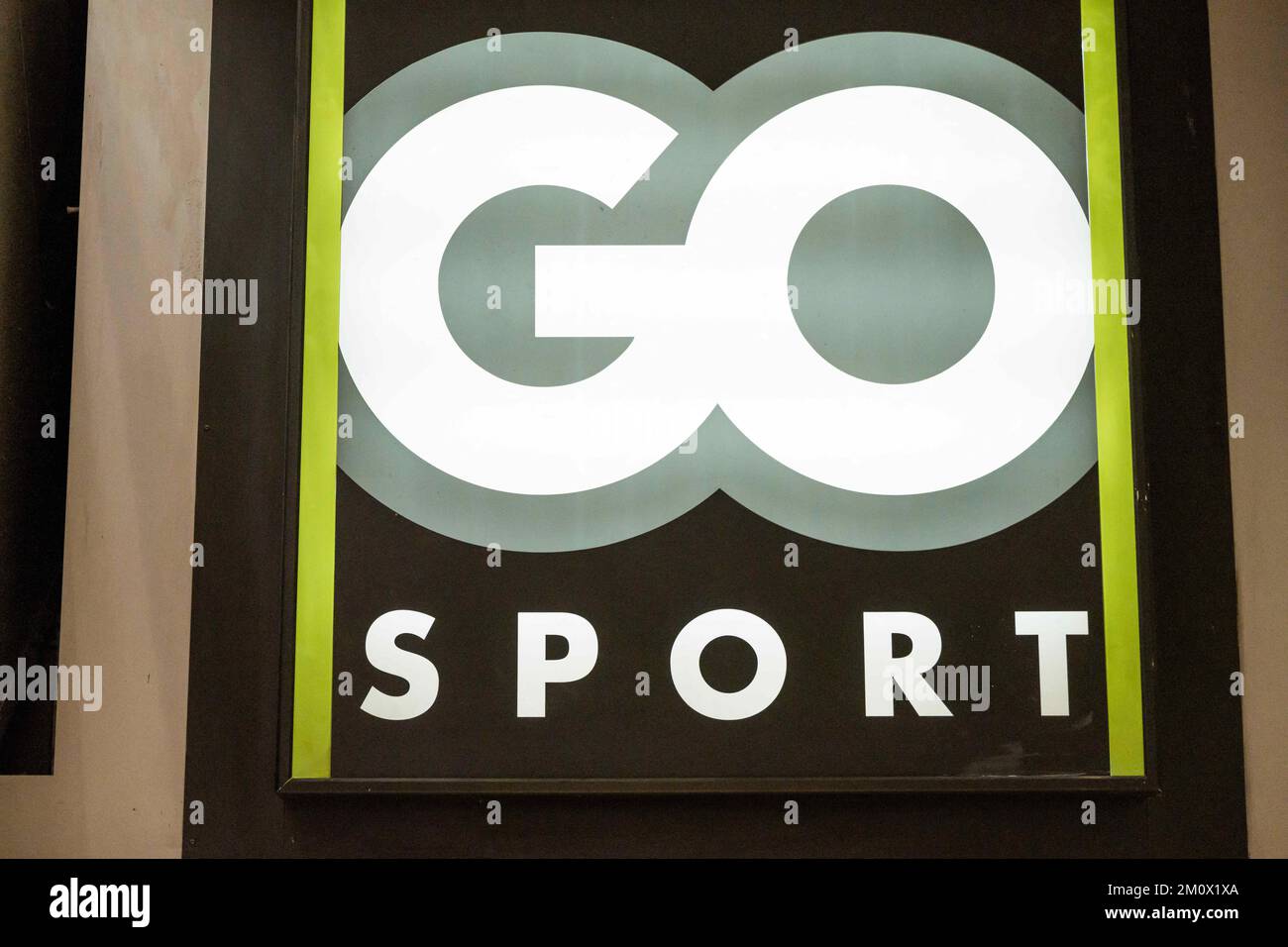 RENDEZ-VOUS AU MAGASIN de SPORT de la Défense à Paris, en France, sur 8 décembre 2022. La marque prêt-à-porter Celio achète la marque Camaïeu pour 1,8 millions d'euros aux enchères. La marque française Camaieu a été liquidée fin septembre, laissant environ 2 100 salariés au chômage. Les représentants des employés de la marque GO SPORT s'inquiètent de l'avenir de la marque, propriété de la financière immobilière bordelaise, ancienne actionnaire de Camaïeu, après le départ de leur directeur général. Photo de Pierrick Villette/ABACAPRESS.COM Banque D'Images