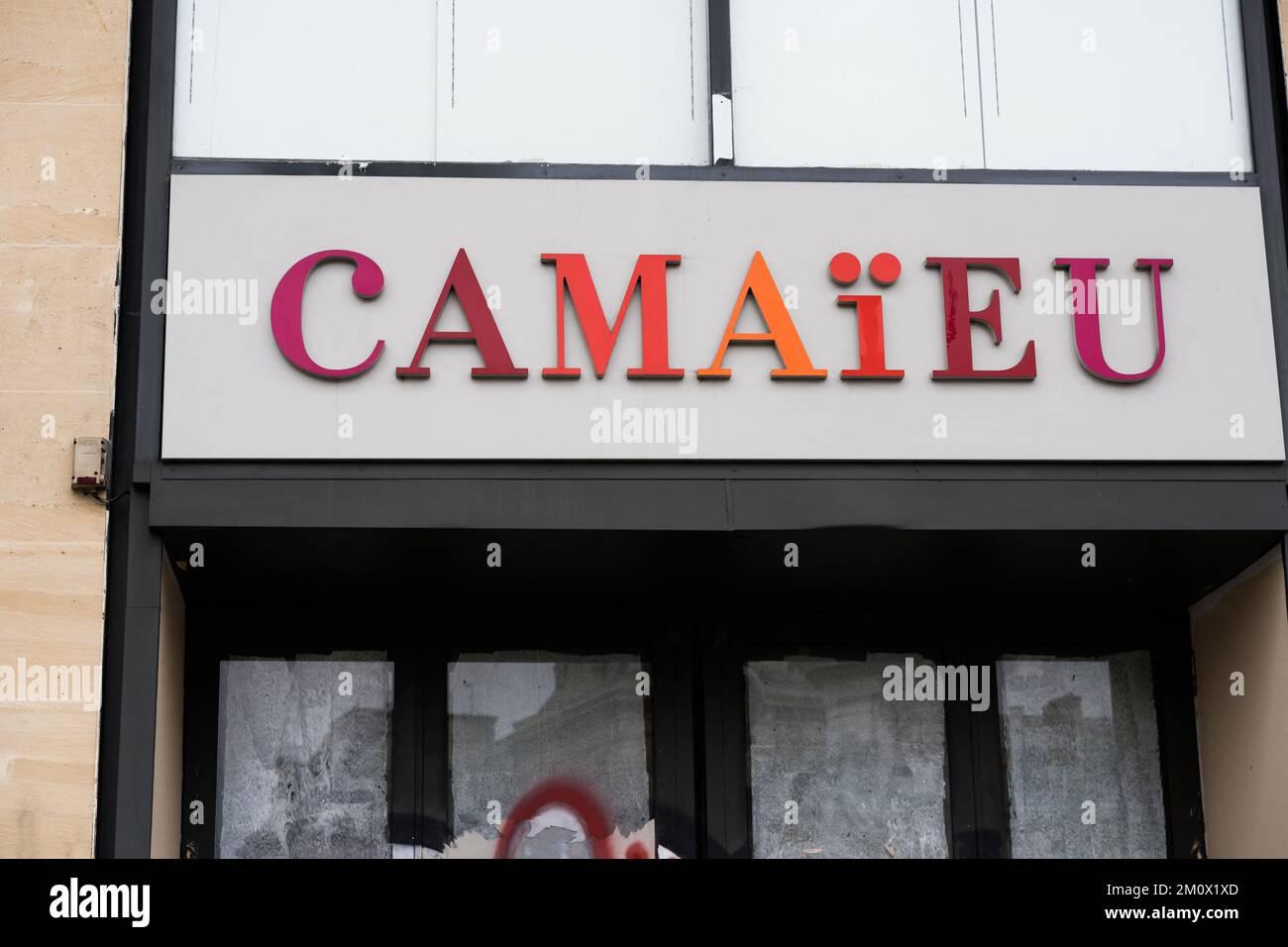 Magasin fermé de la marque Camaieu à Paris, France sur 8 décembre 2022. La marque prêt-à-porter Celio achète la marque Camaïeu pour 1,8 millions d'euros aux enchères. La marque française Camaieu a été liquidée fin septembre, laissant environ 2 100 salariés au chômage. Les représentants des employés de la marque GO SPORT s'inquiètent de l'avenir de la marque, propriété de la financière immobilière bordelaise, ancienne actionnaire de Camaïeu, après le départ de leur directeur général. Photo de Pierrick Villette/ABACAPRESS.COM Banque D'Images