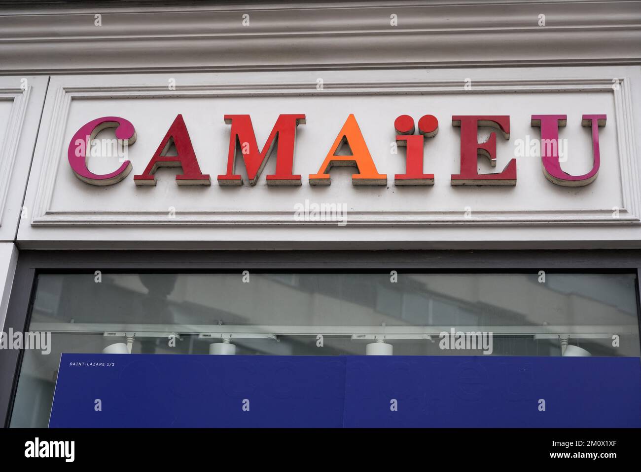 Magasin fermé de la marque Camaieu à Paris, France sur 8 décembre 2022. La marque prêt-à-porter Celio achète la marque Camaïeu pour 1,8 millions d'euros aux enchères. La marque française Camaieu a été liquidée fin septembre, laissant environ 2 100 salariés au chômage. Les représentants des employés de la marque GO SPORT s'inquiètent de l'avenir de la marque, propriété de la financière immobilière bordelaise, ancienne actionnaire de Camaïeu, après le départ de leur directeur général. Photo de Pierrick Villette/ABACAPRESS.COM Banque D'Images