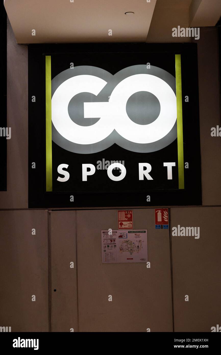 RENDEZ-VOUS AU MAGASIN de SPORT de la Défense à Paris, en France, sur 8 décembre 2022. La marque prêt-à-porter Celio achète la marque Camaïeu pour 1,8 millions d'euros aux enchères. La marque française Camaieu a été liquidée fin septembre, laissant environ 2 100 salariés au chômage. Les représentants des employés de la marque GO SPORT s'inquiètent de l'avenir de la marque, propriété de la financière immobilière bordelaise, ancienne actionnaire de Camaïeu, après le départ de leur directeur général. Photo de Pierrick Villette/ABACAPRESS.COM Banque D'Images