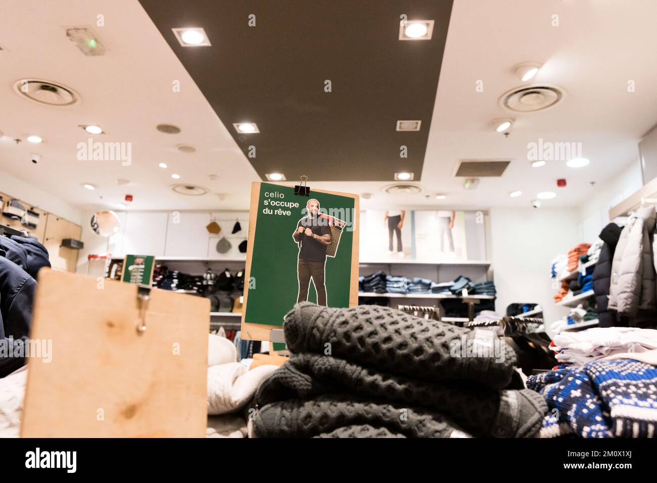Magasin Célio dans le centre commercial de la gare St Lazare à Paris, France sur 8 décembre 2022. La marque prêt-à-porter Celio achète la marque Camaïeu pour 1,8 millions d'euros aux enchères. La marque française Camaieu a été liquidée fin septembre, laissant environ 2 100 salariés au chômage. Les représentants des employés de la marque GO SPORT s'inquiètent de l'avenir de la marque, propriété de la financière immobilière bordelaise, ancienne actionnaire de Camaïeu, après le départ de leur directeur général. Photo de Pierrick Villette/ABACAPRESS.COM Banque D'Images