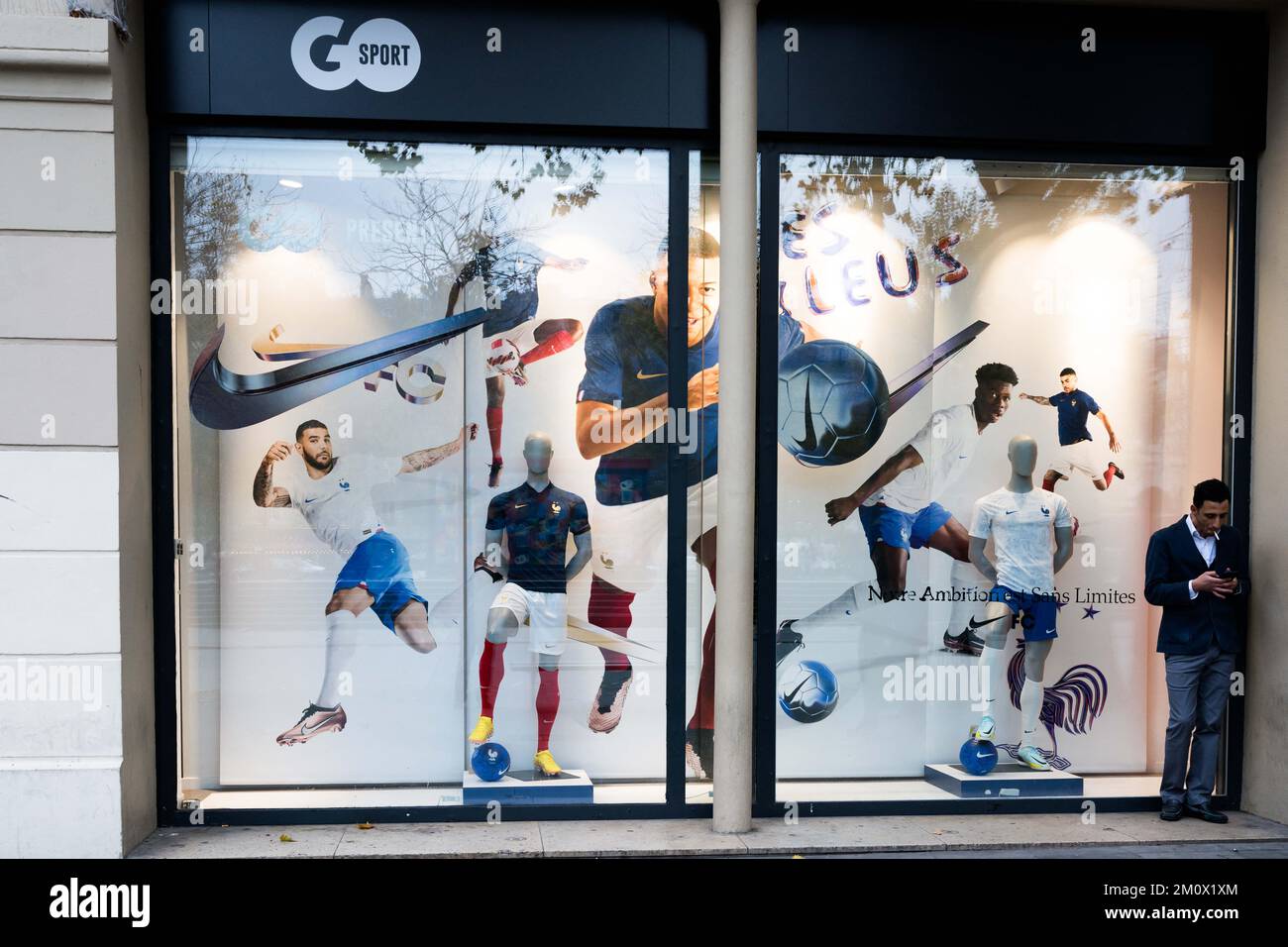 RENDEZ-VOUS au MAGASIN DE SPORT sur la place de la République à Paris, France sur 8 décembre 2022. La marque prêt-à-porter Celio achète la marque Camaïeu pour 1,8 millions d'euros aux enchères. La marque française Camaieu a été liquidée fin septembre, laissant environ 2 100 salariés au chômage. Les représentants des employés de la marque GO SPORT s'inquiètent de l'avenir de la marque, propriété de la financière immobilière bordelaise, ancienne actionnaire de Camaïeu, après le départ de leur directeur général. Photo de Pierrick Villette/ABACAPRESS.COM Banque D'Images