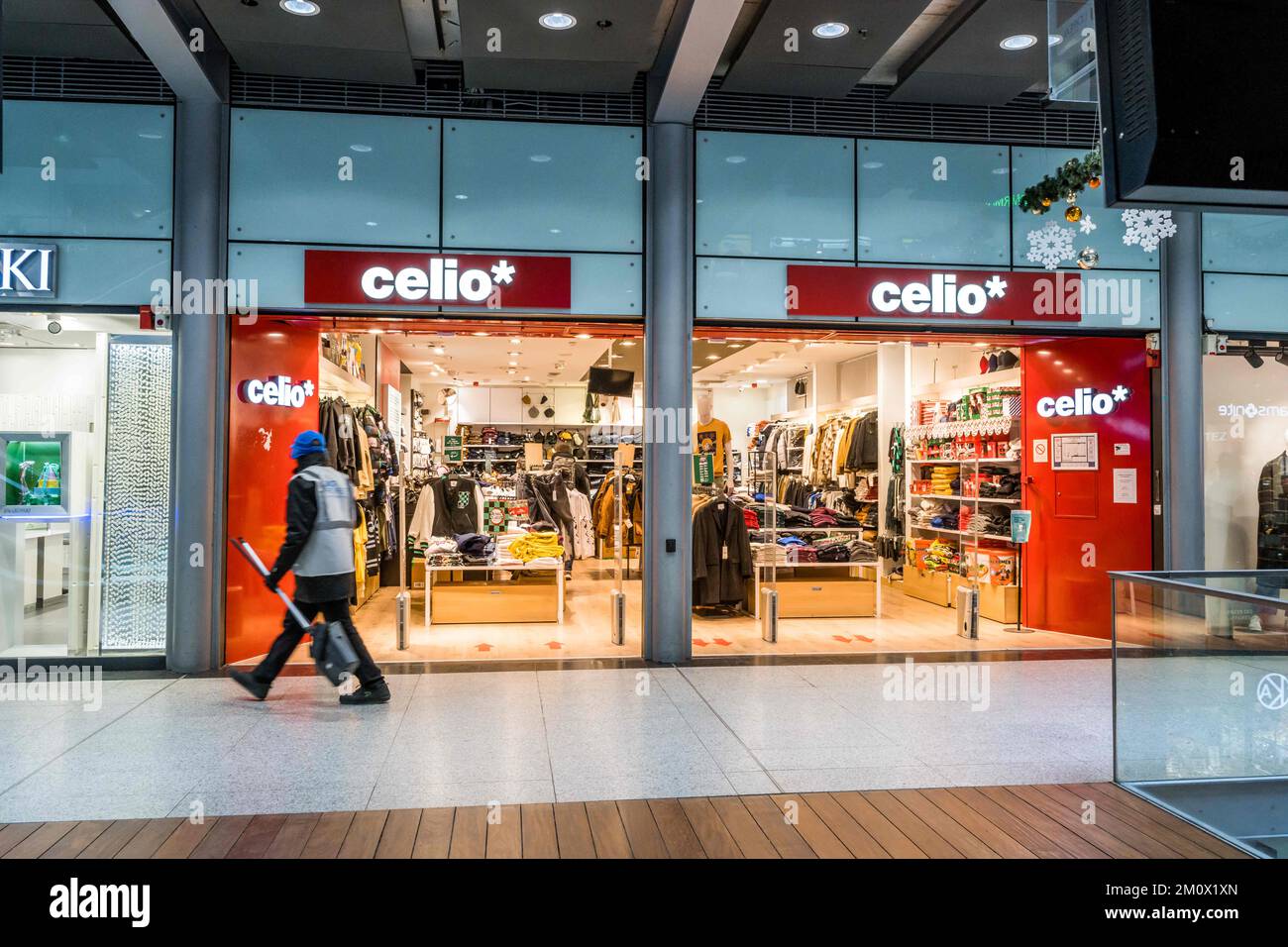 Magasin Célio dans le centre commercial de la gare St Lazare à Paris, France sur 8 décembre 2022. La marque prêt-à-porter Celio achète la marque Camaïeu pour 1,8 millions d'euros aux enchères. La marque française Camaieu a été liquidée fin septembre, laissant environ 2 100 salariés au chômage. Les représentants des employés de la marque GO SPORT s'inquiètent de l'avenir de la marque, propriété de la financière immobilière bordelaise, ancienne actionnaire de Camaïeu, après le départ de leur directeur général. Photo de Pierrick Villette/ABACAPRESS.COM Banque D'Images