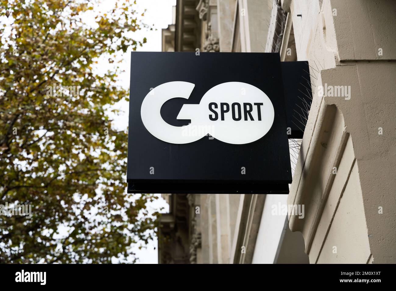 RENDEZ-VOUS au MAGASIN DE SPORT sur la place de la République à Paris, France sur 8 décembre 2022. La marque prêt-à-porter Celio achète la marque Camaïeu pour 1,8 millions d'euros aux enchères. La marque française Camaieu a été liquidée fin septembre, laissant environ 2 100 salariés au chômage. Les représentants des employés de la marque GO SPORT s'inquiètent de l'avenir de la marque, propriété de la financière immobilière bordelaise, ancienne actionnaire de Camaïeu, après le départ de leur directeur général. Photo de Pierrick Villette/ABACAPRESS.COM Banque D'Images