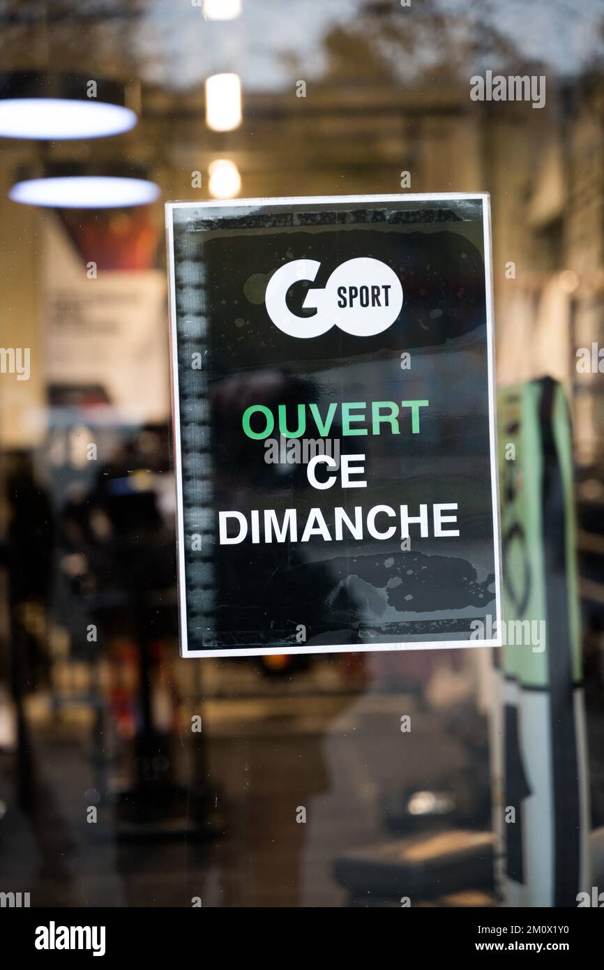 RENDEZ-VOUS au MAGASIN DE SPORT sur la place de la République à Paris, France sur 8 décembre 2022. La marque prêt-à-porter Celio achète la marque Camaïeu pour 1,8 millions d'euros aux enchères. La marque française Camaieu a été liquidée fin septembre, laissant environ 2 100 salariés au chômage. Les représentants des employés de la marque GO SPORT s'inquiètent de l'avenir de la marque, propriété de la financière immobilière bordelaise, ancienne actionnaire de Camaïeu, après le départ de leur directeur général. Photo de Pierrick Villette/ABACAPRESS.COM Banque D'Images
