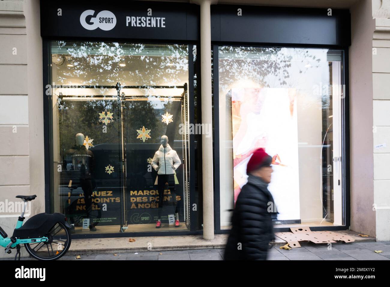 RENDEZ-VOUS au MAGASIN DE SPORT sur la place de la République à Paris, France sur 8 décembre 2022. La marque prêt-à-porter Celio achète la marque Camaïeu pour 1,8 millions d'euros aux enchères. La marque française Camaieu a été liquidée fin septembre, laissant environ 2 100 salariés au chômage. Les représentants des employés de la marque GO SPORT s'inquiètent de l'avenir de la marque, propriété de la financière immobilière bordelaise, ancienne actionnaire de Camaïeu, après le départ de leur directeur général. Photo de Pierrick Villette/ABACAPRESS.COM Banque D'Images