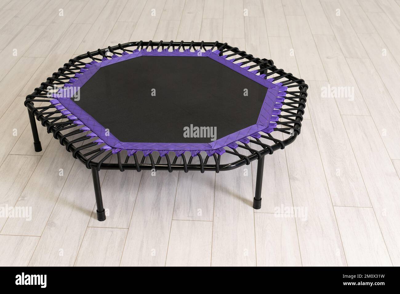 cyan jump blanc violet croissance petit trampoline loisir forme physique vide espace petit jeu Banque D'Images