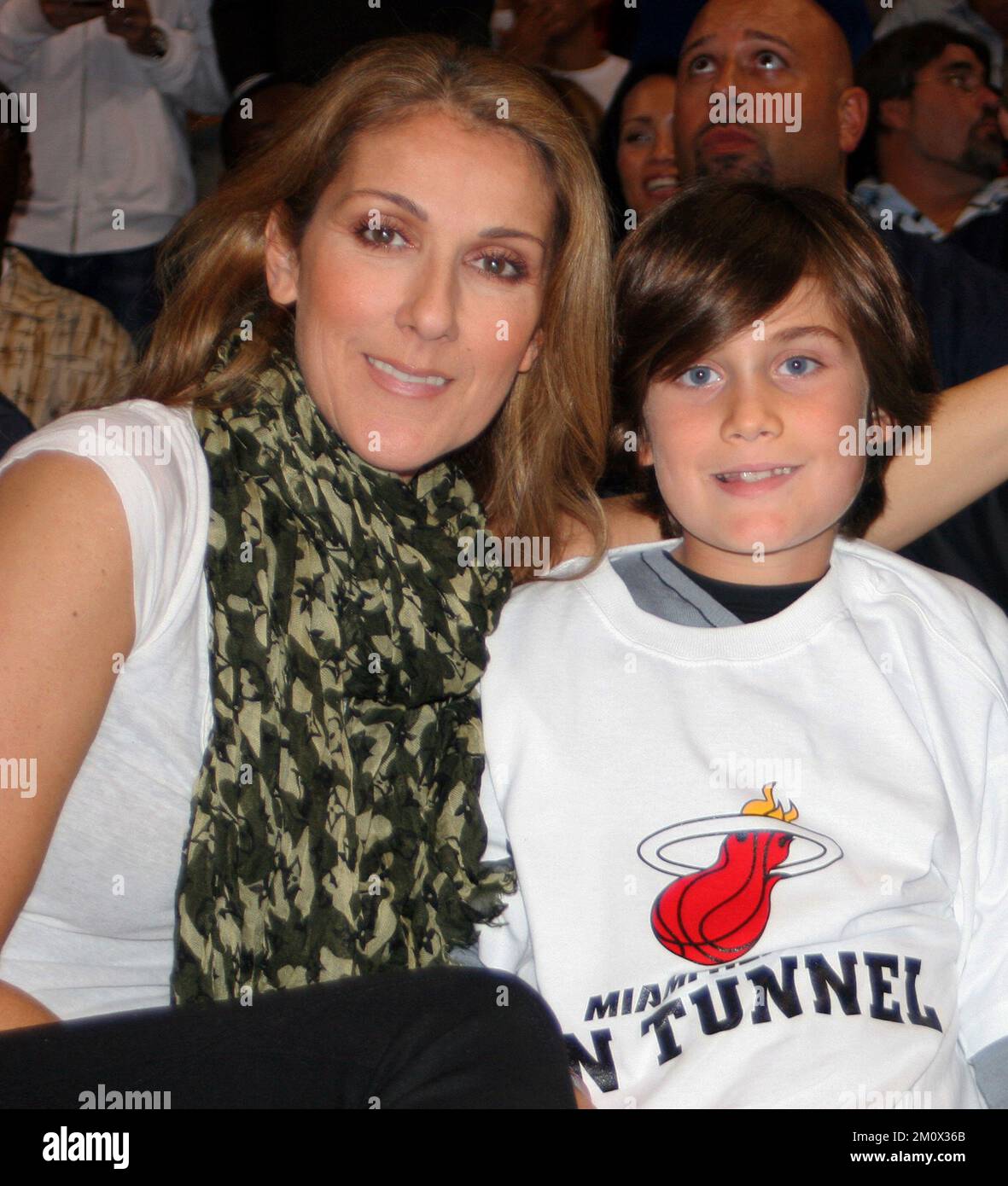 Miami, États-Unis d'Amérique. 30th novembre 2009. MIAMI - NOVEMBRE 29: Céline Dion (AKA Cline Marie Claudette Dion) avec son mari René Angelil (son directeur, ascendance syrienne, M. 17-déc-1994,) et son fils: René-Charles Angelil (né le 25-jan-2001) regardez le jeu de chaleur de Miami contre les Celtics de Boston sur 29 novembre 2009 à l'American Airlines Arena de Miami, Floride. Personnes: Céline Dion, René-Charles Angelil, René Angelil crédit: Storms Media Group/Alay Live News Banque D'Images