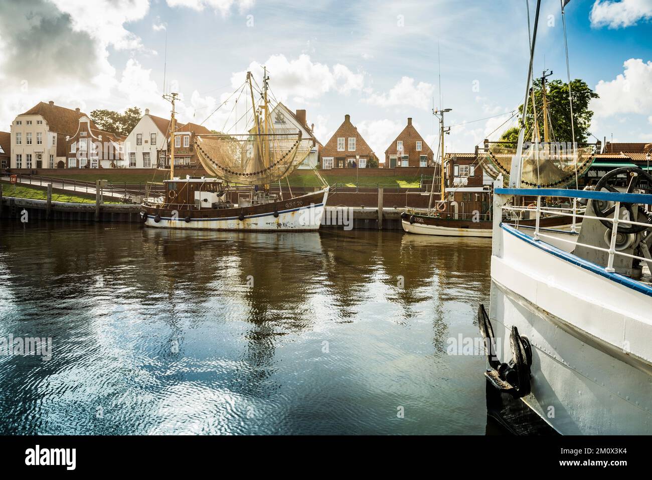 Port avec bateaux à crabe, Greetsiel, Frise orientale, Basse-Saxe, Allemagne, Europe Banque D'Images