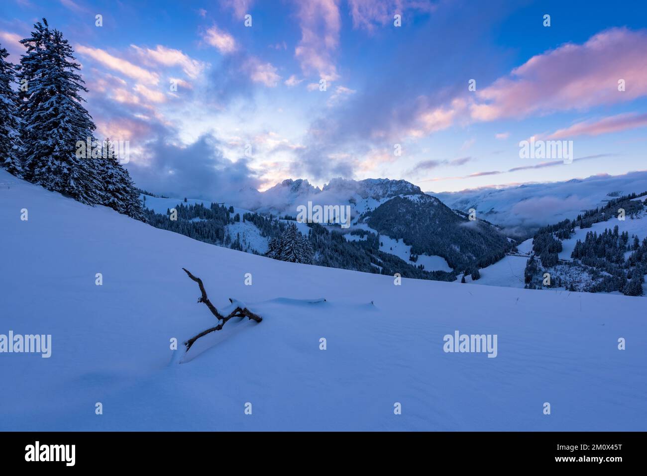 Paysage d'hiver sur le col de Jaun avec vue sur le Gastlosen après le coucher du soleil, canton de Berne, Suisse, Europe Banque D'Images