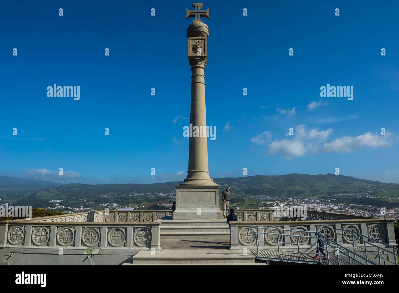 Monument au-dessus de la vue du patrimoine mondial de l'UNESCO, Angra do Heroísmo, île de Terceira, Açores, Portugal, Europe Banque D'Images