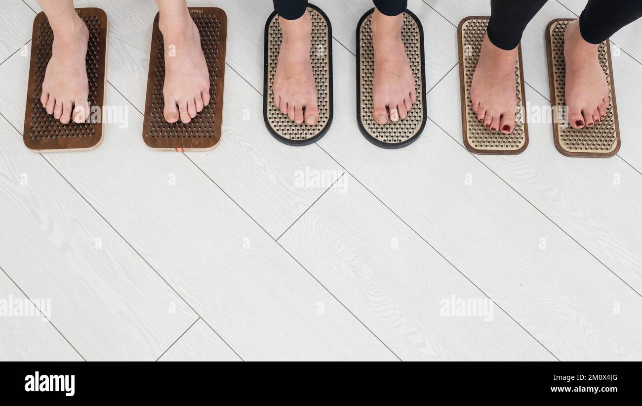 Gros plan de trois pieds pour femmes sur les ongles de sadhu. Vue de dessus. Banque D'Images Gros plan de trois pieds pour femmes sur les ongles de sadhu. Vue de dessus. Banque D'Images