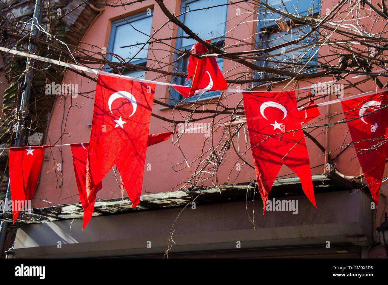 Drapeau national turc accroché dans la rue en plein air Banque D'Images