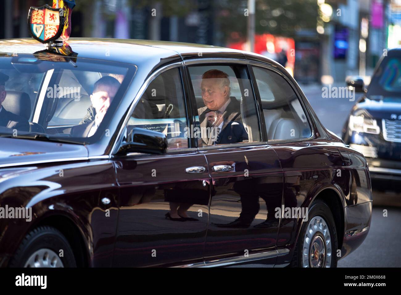Le roi Charles III visite l'église éthiopienne de Kings Cross, dans le nord de Londres, le jour où son fils, le prince Harry, série Netflix du duc de Sussex, est releaja Banque D'Images