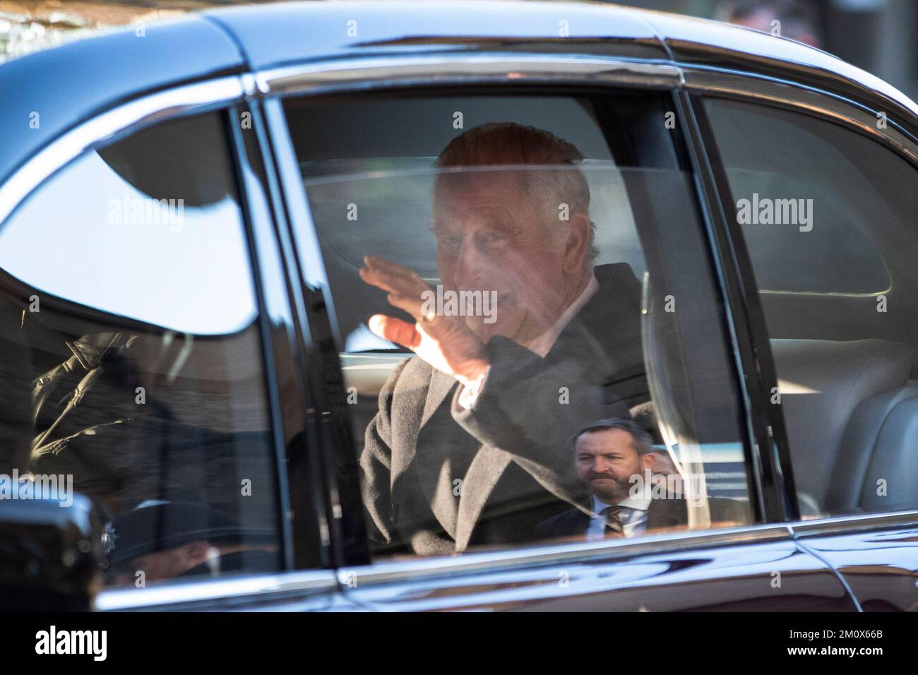 Le roi Charles III visite l'église éthiopienne de Kings Cross, dans le nord de Londres, le jour où son fils, le prince Harry, série Netflix du duc de Sussex, est releaja Banque D'Images