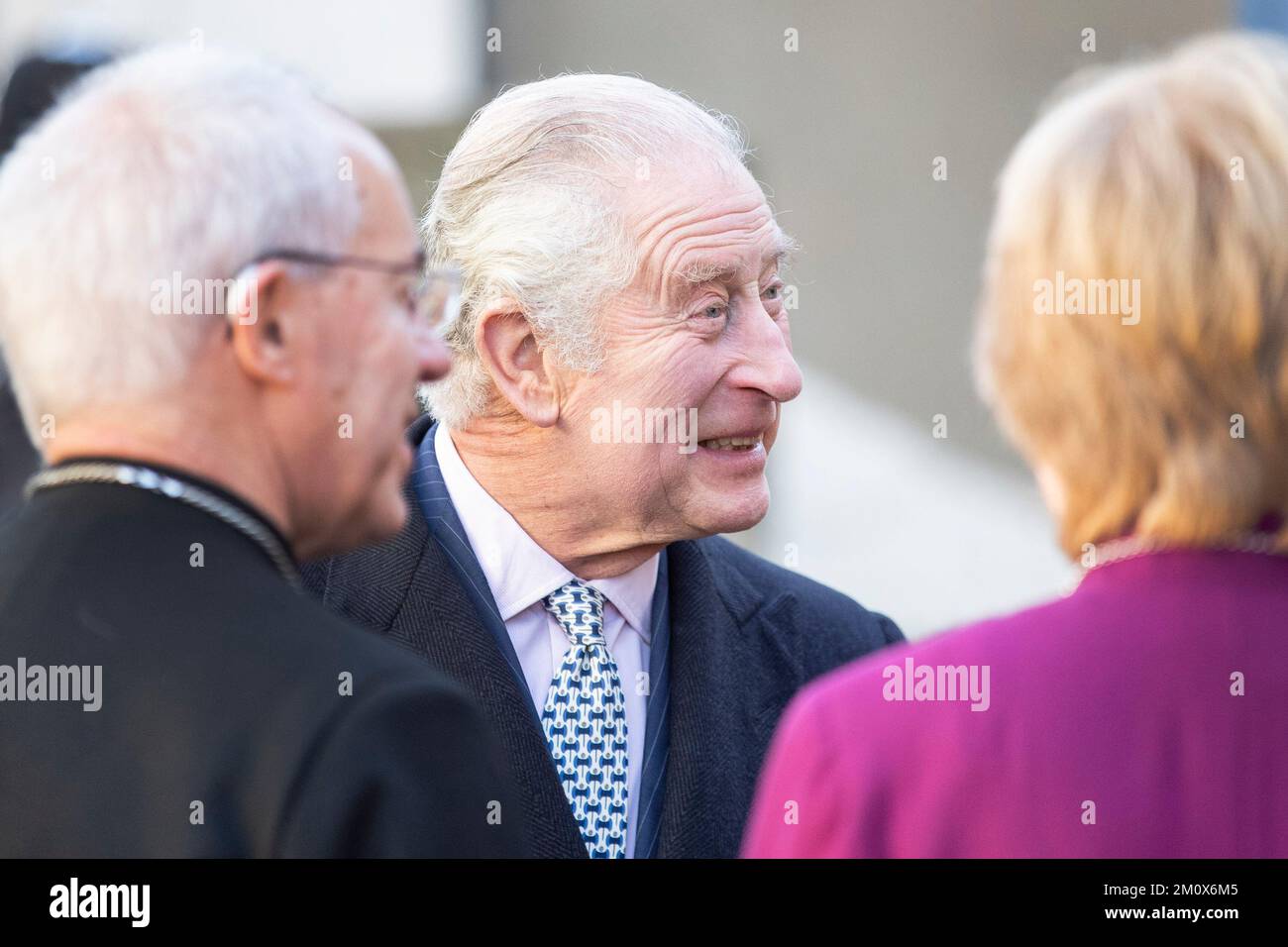 Le roi Charles III visite l'église éthiopienne de Kings Cross, dans le nord de Londres, le jour où son fils, le prince Harry, série Netflix du duc de Sussex, est releaja Banque D'Images