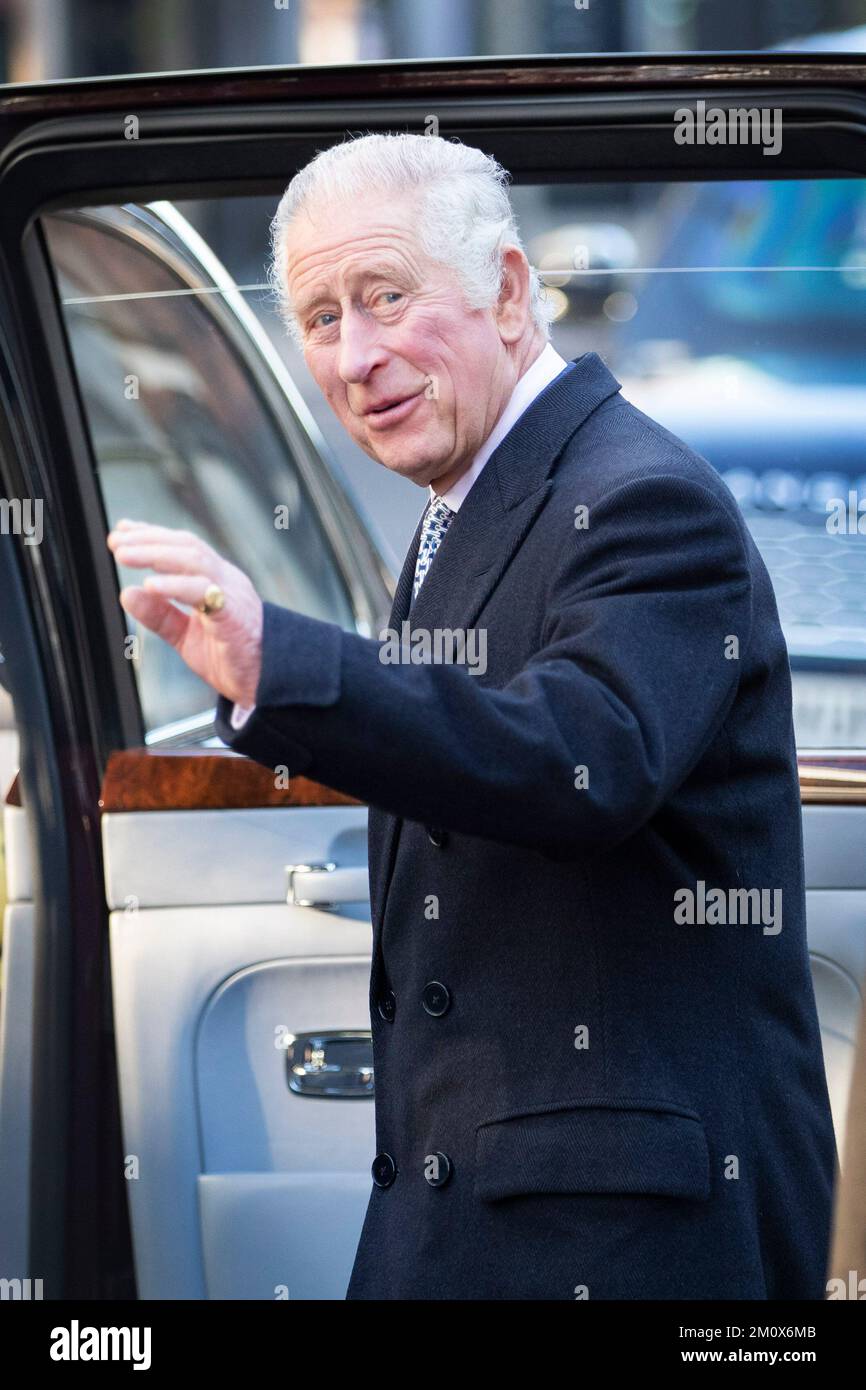 Le roi Charles III visite l'église éthiopienne de Kings Cross, dans le nord de Londres, le jour où son fils, le prince Harry, série Netflix du duc de Sussex, est releaja Banque D'Images