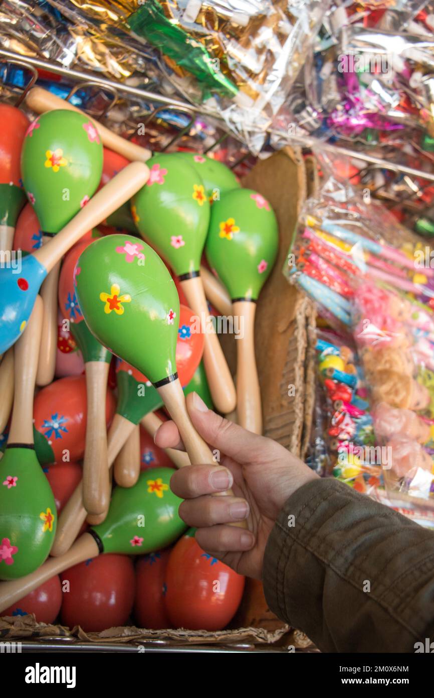 Maracas colorées Modèle Cartoon en bois Instrument à percussion dans la main Banque D'Images