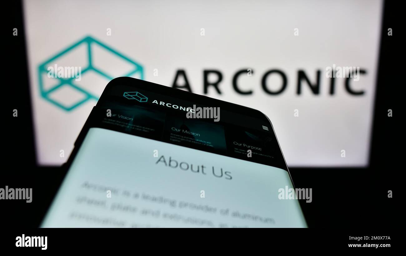 Smartphone avec le site Web de la société américaine de métaux Arconic Corporation à l'écran devant le logo de l'entreprise. Faites la mise au point dans le coin supérieur gauche de l'écran du téléphone. Banque D'Images