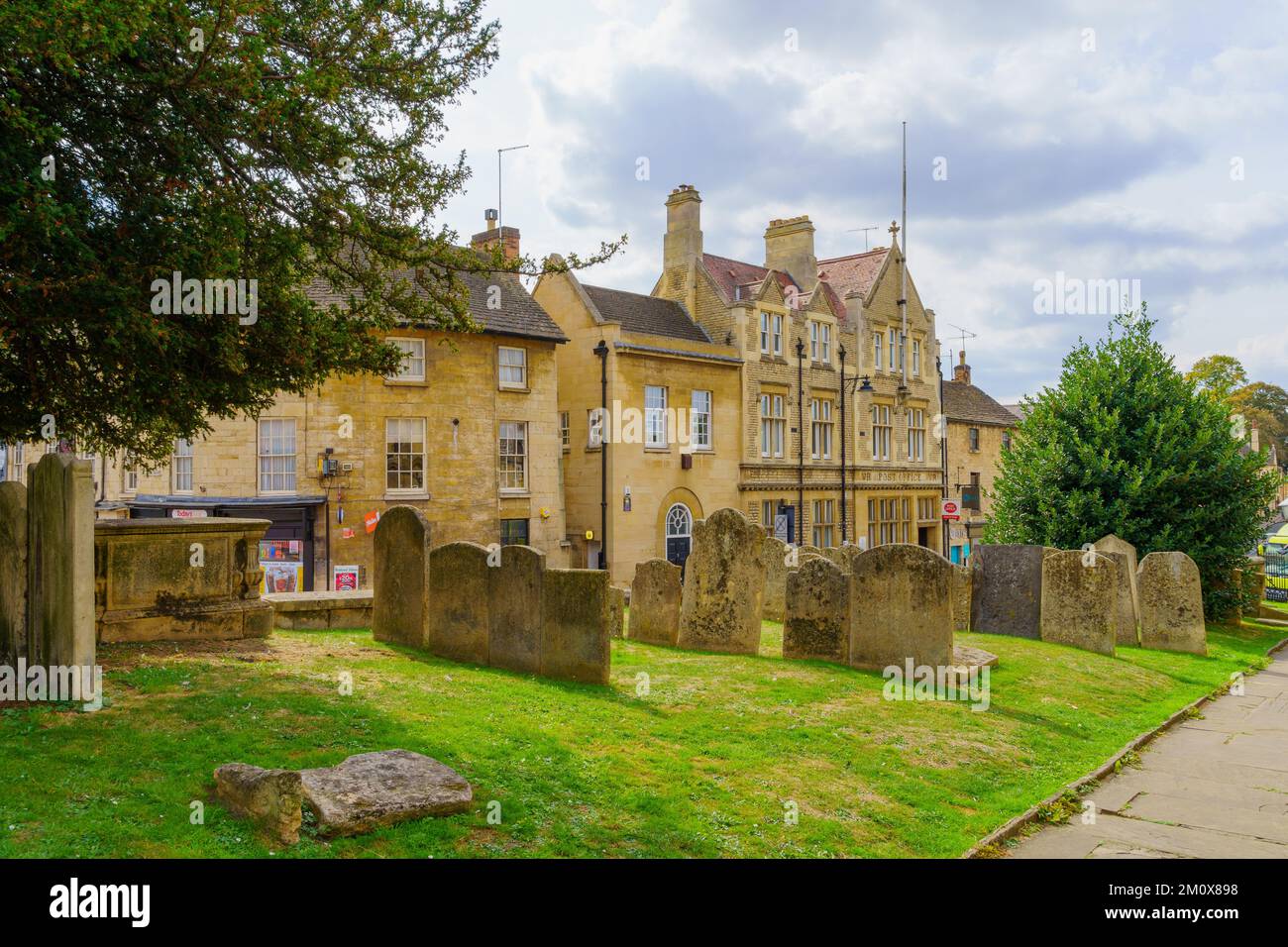 Stamford, Royaume-Uni - 22 septembre 2022: Vue d'un cimetière de cour d'église, à Stamford, Lincolnshire, Angleterre, Royaume-Uni Banque D'Images