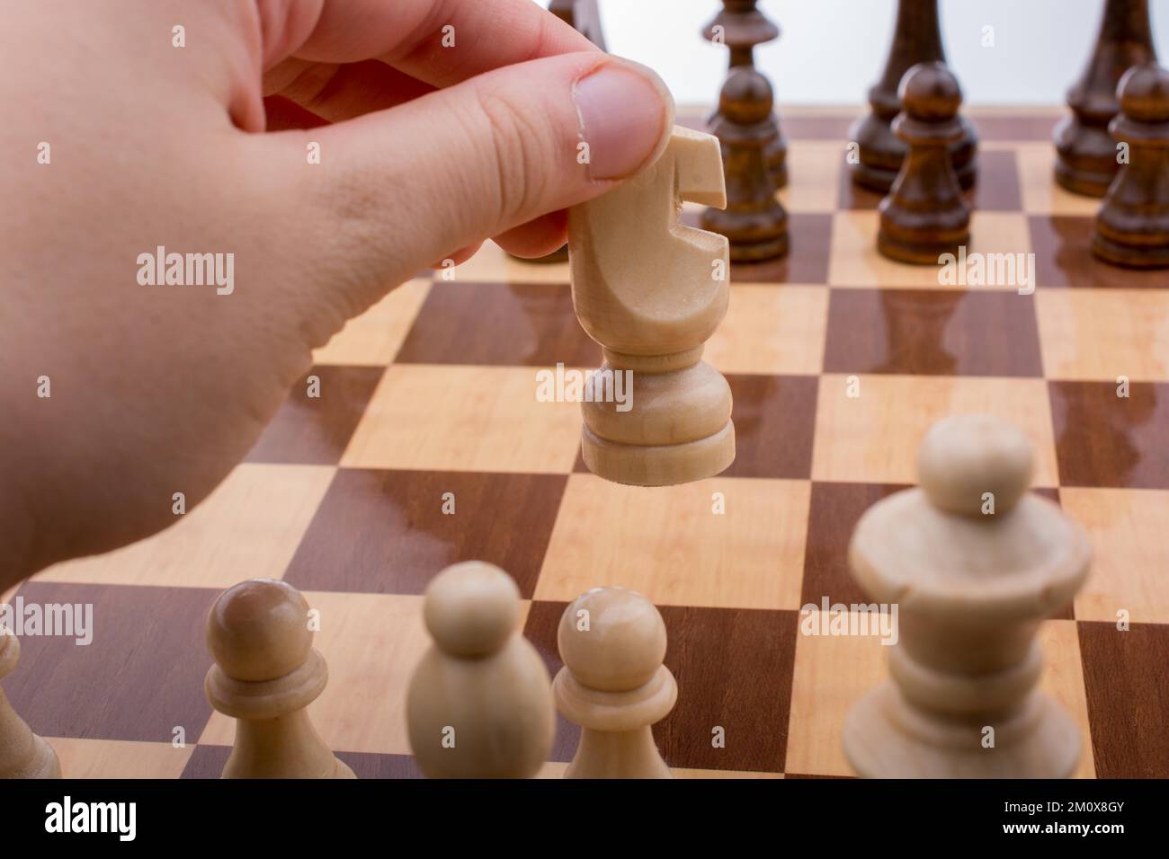 Personne jouant aux échecs faisant un aller à bord Banque D'Images