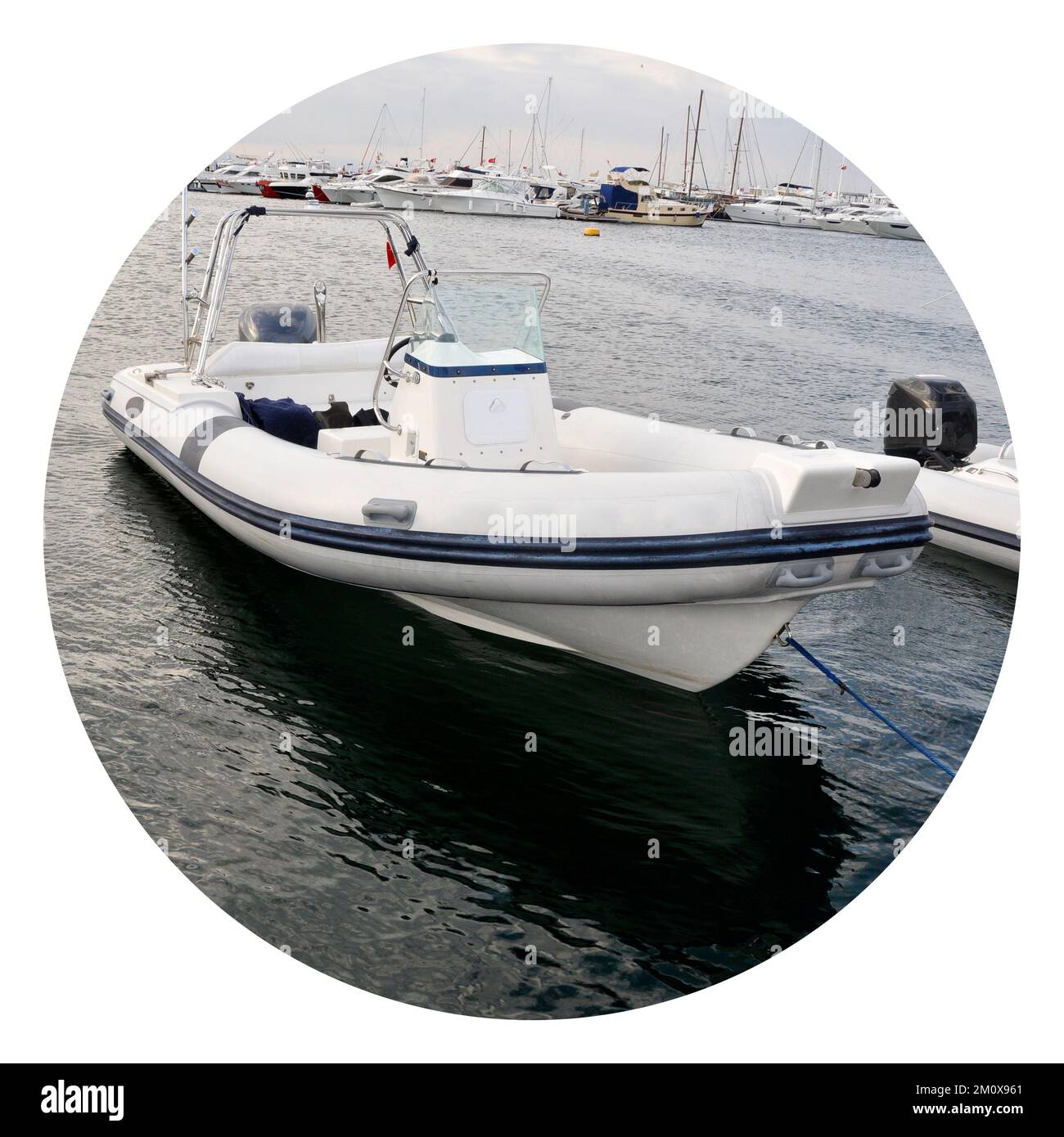 Bateau gonflable moderne avec moteur dans la mer près de la rive, bateau gonflable bleu blanc Banque D'Images