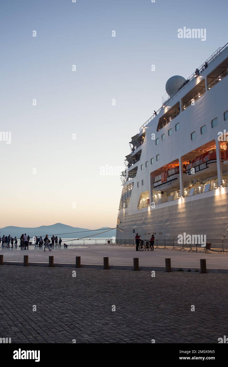 Zadar, Croatie - 30 octobre 2022 : bateau de croisière près de l'attraction touristique Salutations au soleil, dans la soirée Banque D'Images