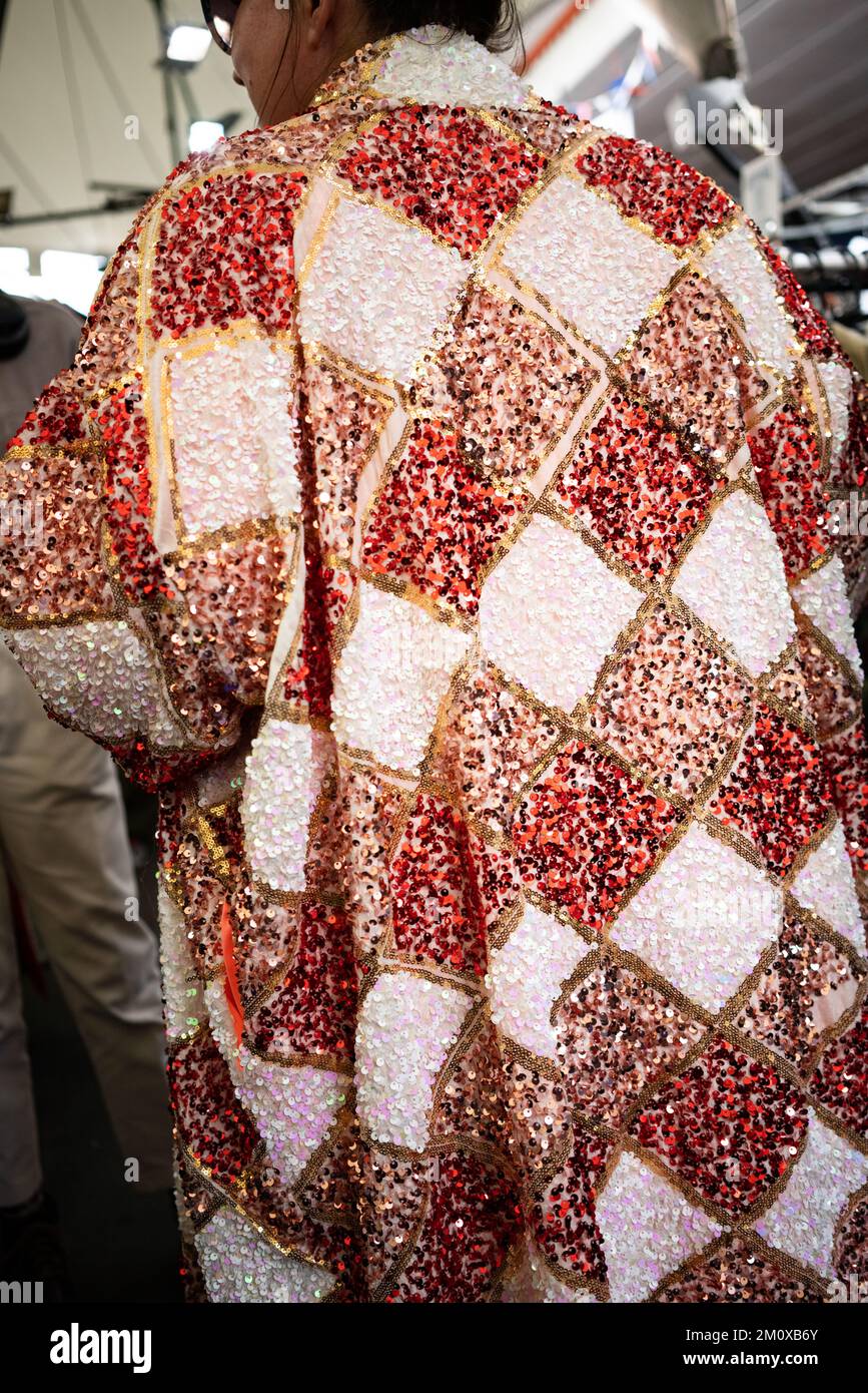 Femme portant un grand manteau coloré Banque D'Images