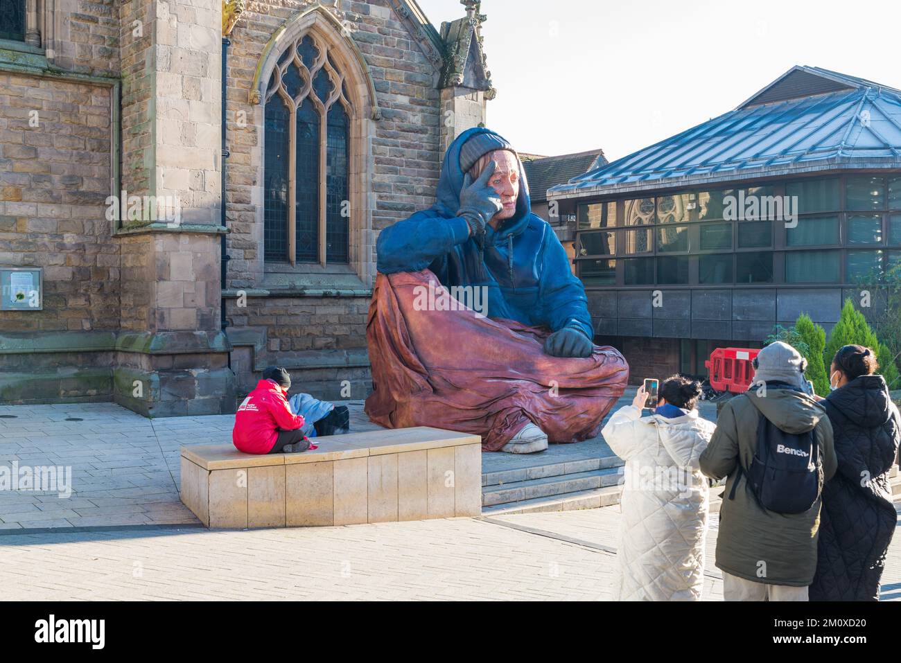 Grande statue de la personne sans abri à l'extérieur de l'église St Martin dans le Bull Ring, Birmingham. Installé par Crisis UK pour promouvoir la sensibilisation au sans-abrisme Banque D'Images