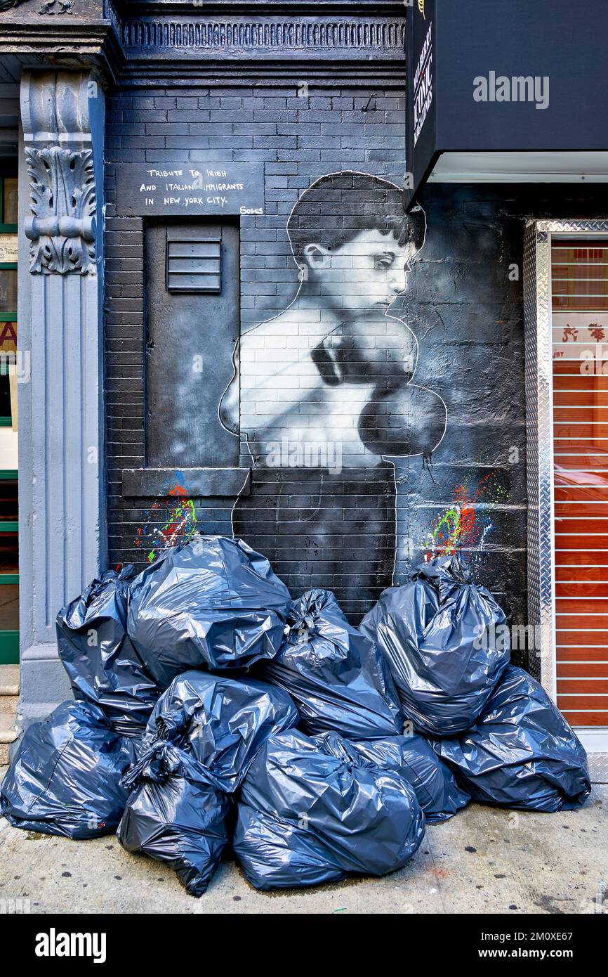 New York. Manhattan. États-Unis. Graffiti et ordures dans la rue à Little Italy. Hommage aux immigrants irlandais et italien Banque D'Images