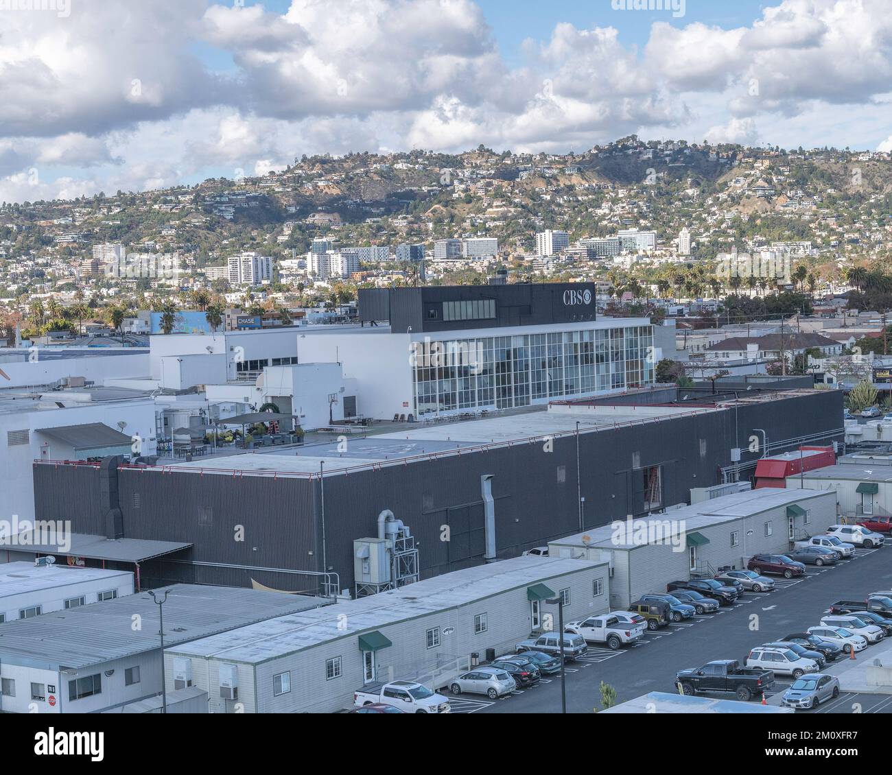 Los Angeles, CA, Etats-Unis – 5 décembre 2022 : extérieur de la ville de télévision CBS sur le boulevard Fairfax et Fairfax à Los Angeles, CA. Banque D'Images