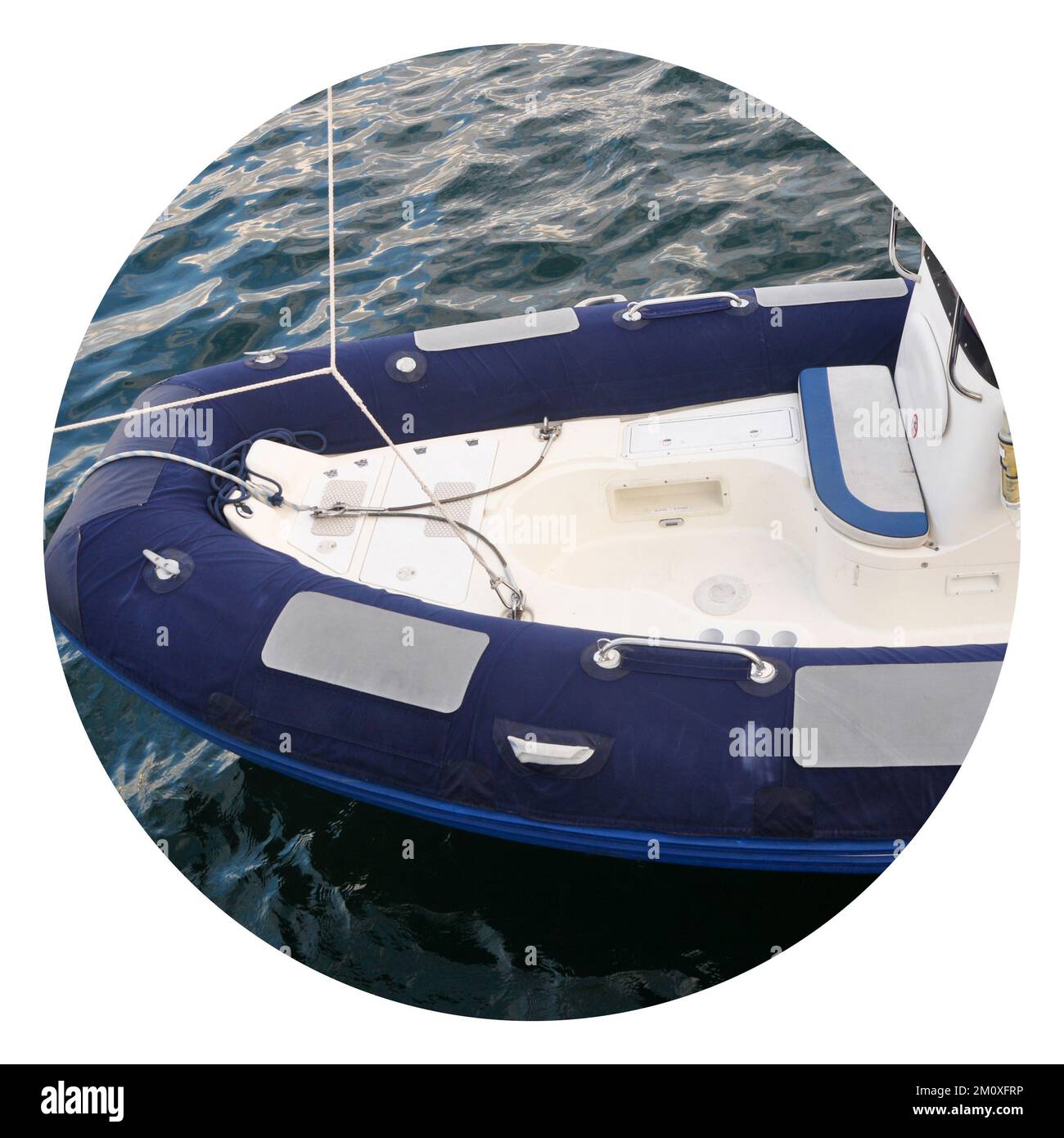 Bateau gonflable moderne avec moteur dans la mer près de la rive, bateau gonflable bleu blanc Banque D'Images