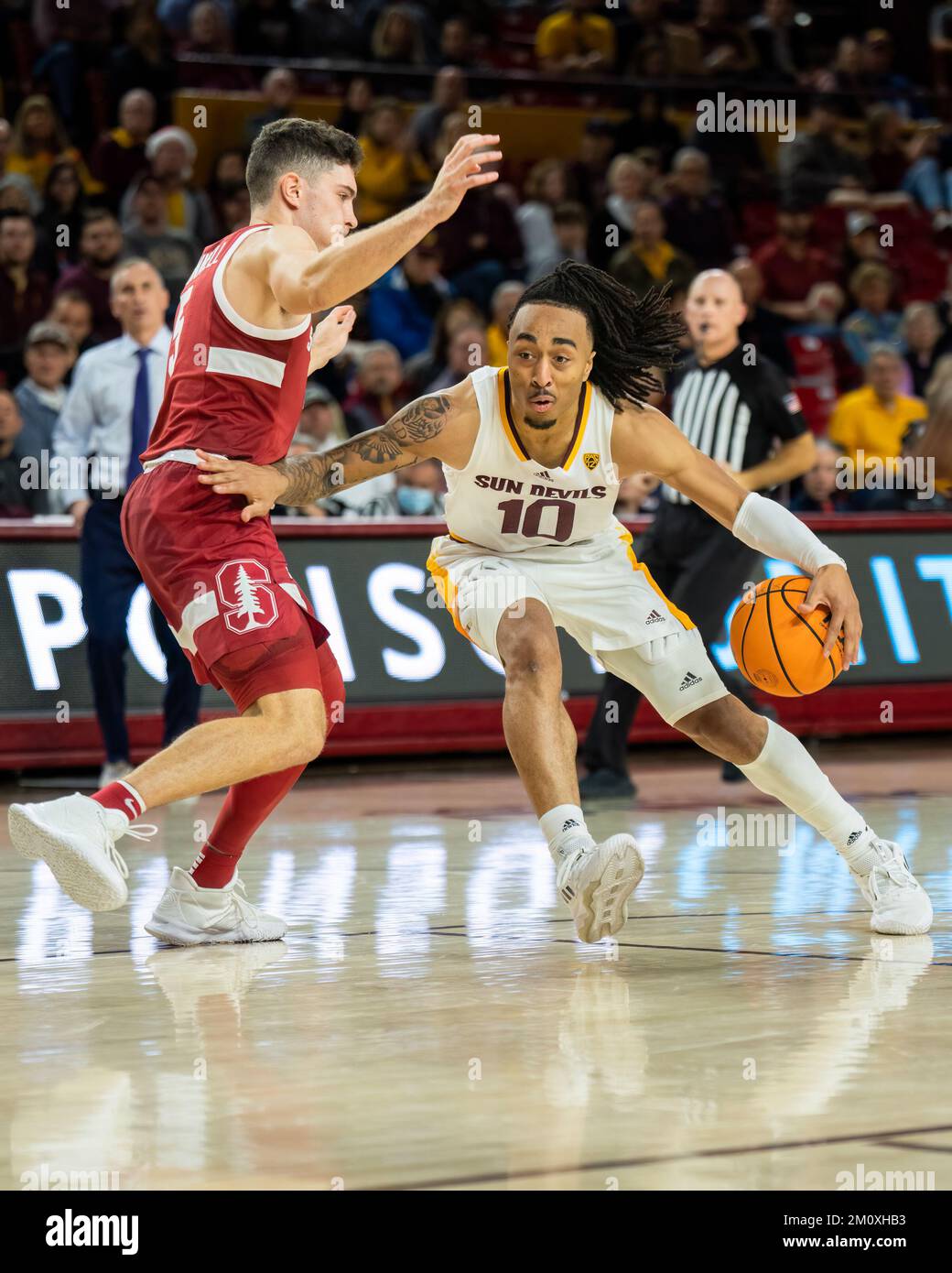 Frankie Collins (10) dribble devant le défenseur des Stanford Cardinals lors d'un match de basket-ball de la NCAA, dimanche 4 décembre 2022, à Tempe, AZ. Arizona State bat Stanford 68-64. (Marcus Wilkins/image du sport) Banque D'Images