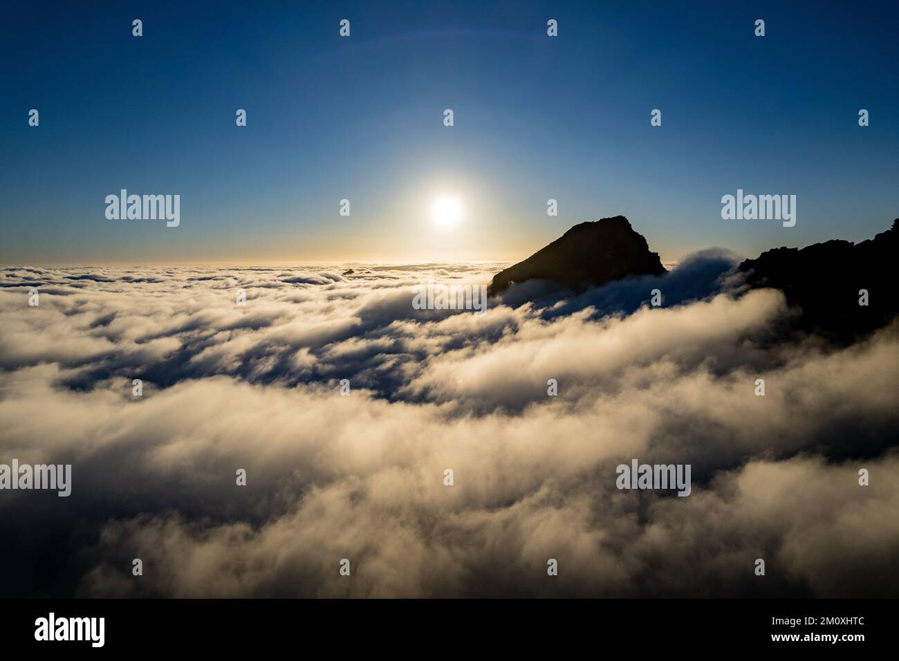 Coucher de soleil à Madère sur le sommet de Pico do Arierio de la vue de drone. Banque D'Images