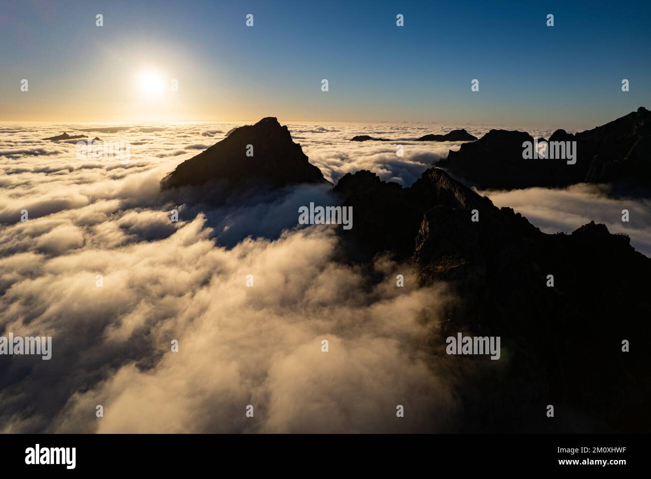 Coucher de soleil à Madère sur le sommet de Pico do Arierio de la vue de drone. Banque D'Images