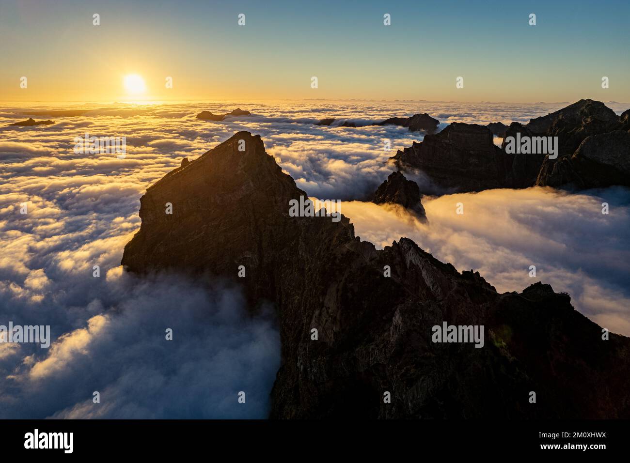 Coucher de soleil à Madère sur le sommet de Pico do Arierio de la vue de drone. Banque D'Images