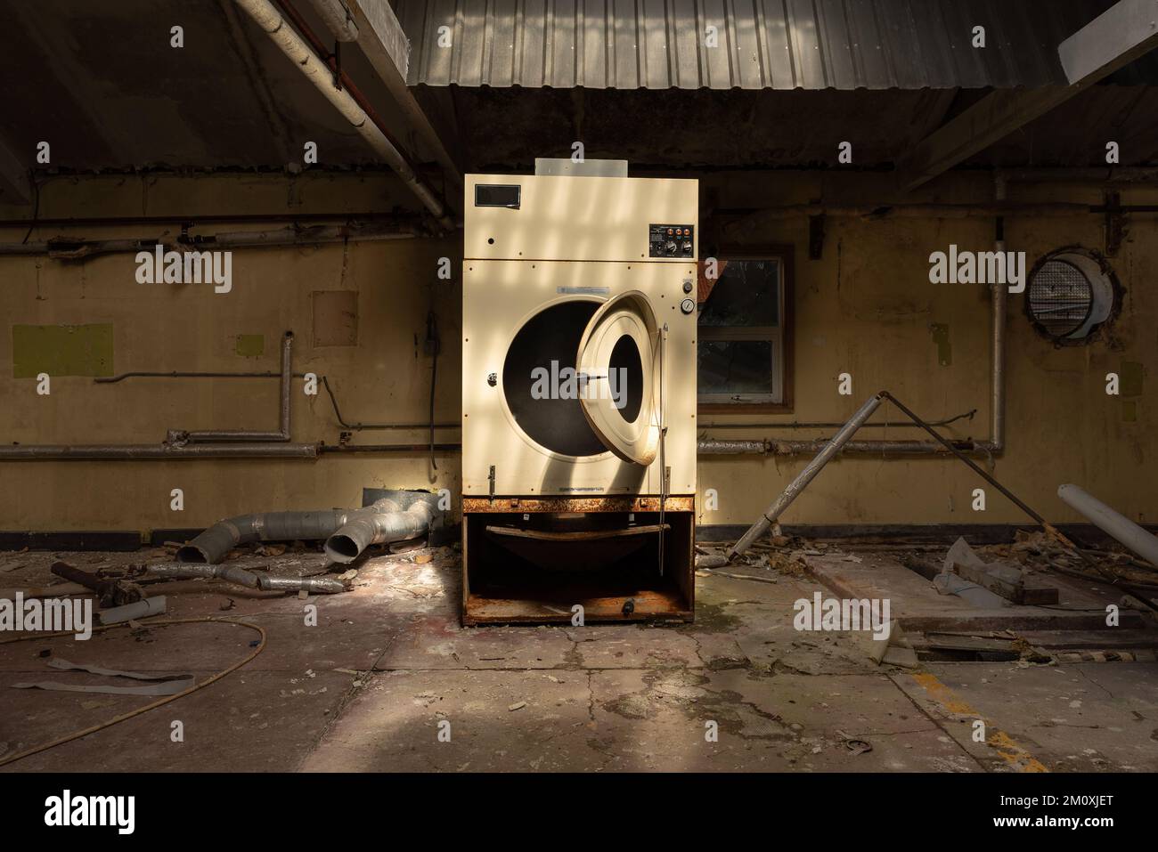 Sèche-linge industriel dans abandonné, vandalisé, abandonné, hôpital, buanderie Banque D'Images