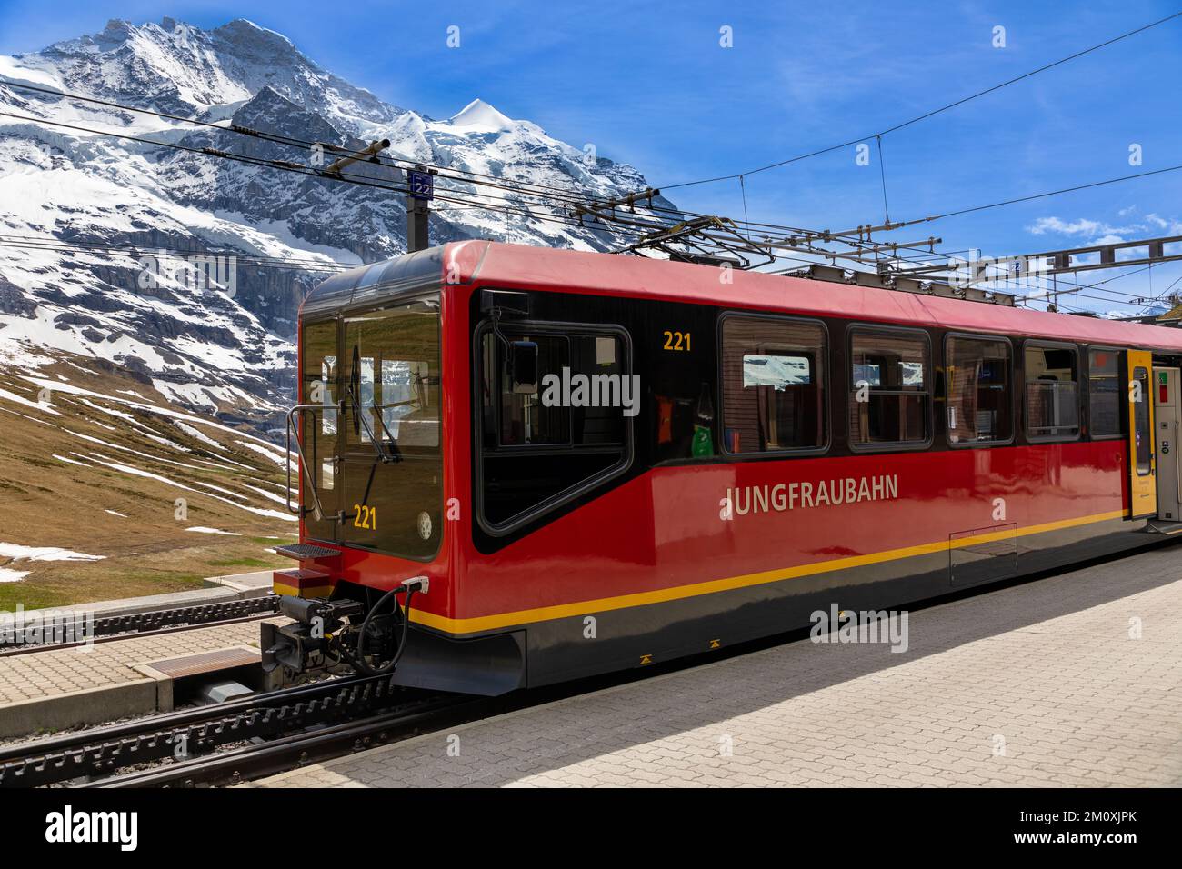Train en façade de la Jungfraubahn qui conduit les passants à la gare