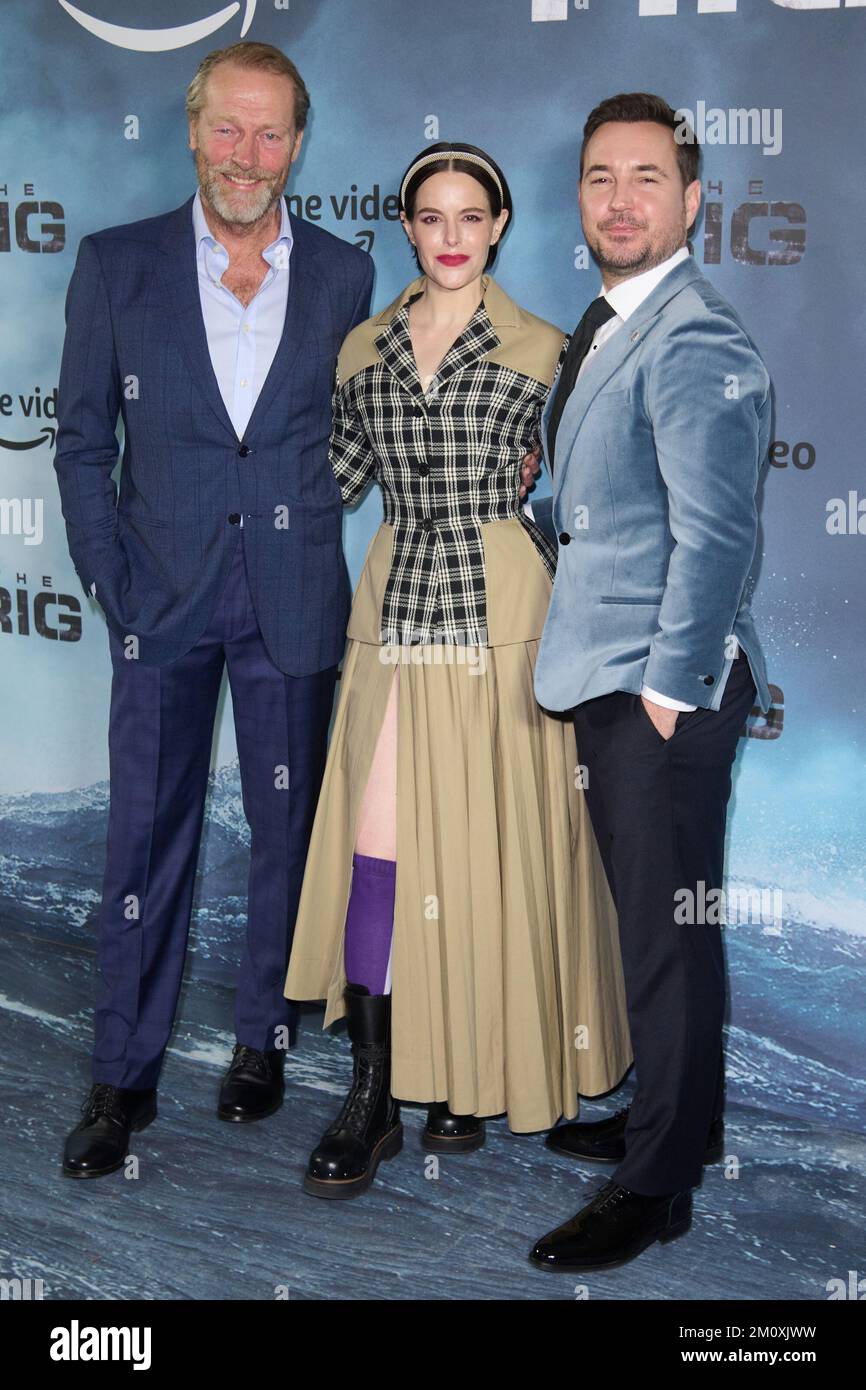 Londres, Royaume-Uni . 8 décembre 2022 . Iain Glen, Emily Hampshire et Martin Compston photographiés lors de la première de Londres du Rig au Regent Street Cinema. Crédit : Alan D West/EMPICS/Alay Live News Banque D'Images