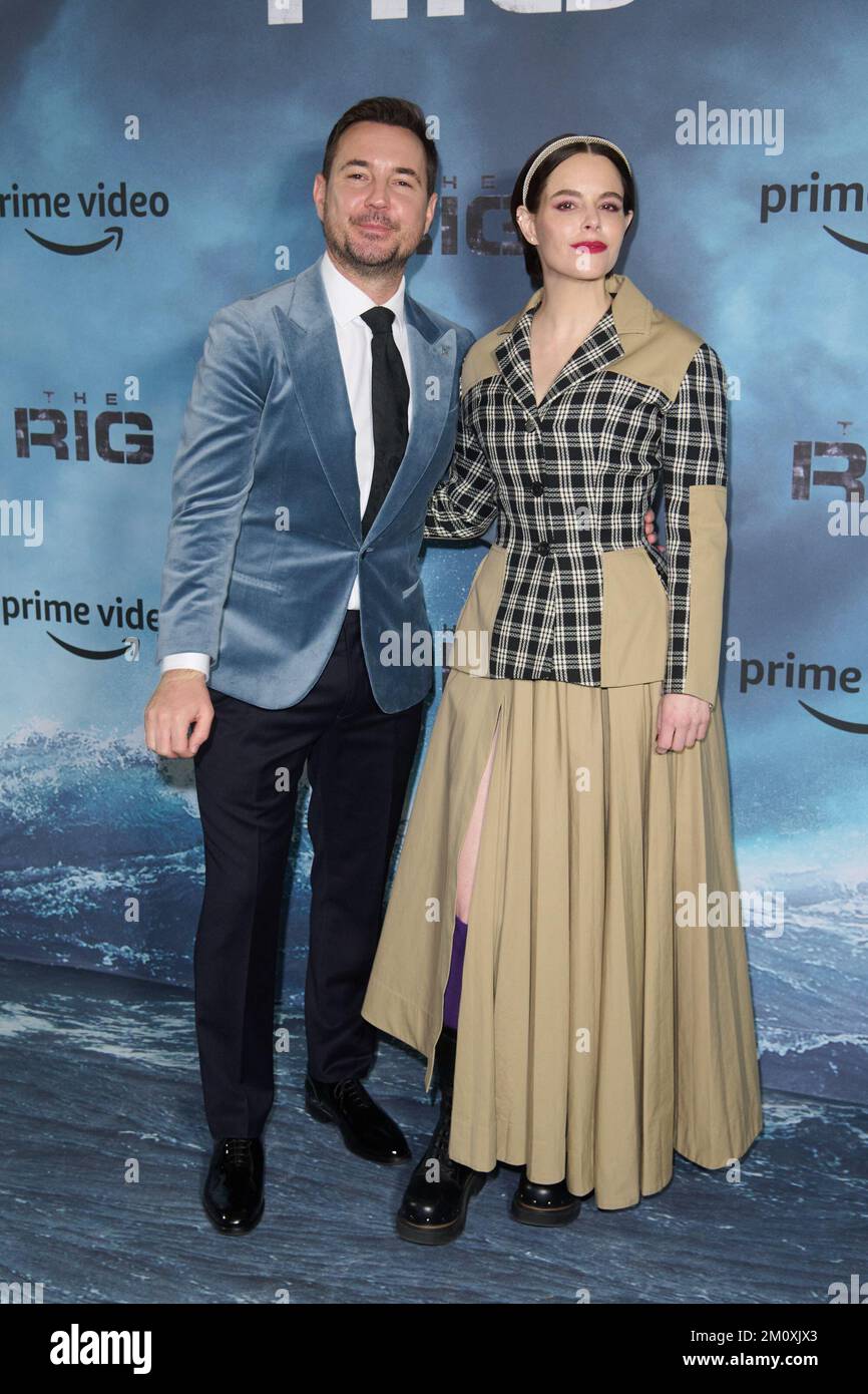 Londres, Royaume-Uni . 8 décembre 2022 . Martin Compston et Emily Hampshire photographiés lors de la première du Rig à Londres, au Regent Street Cinema. Crédit : Alan D West/EMPICS/Alay Live News Banque D'Images