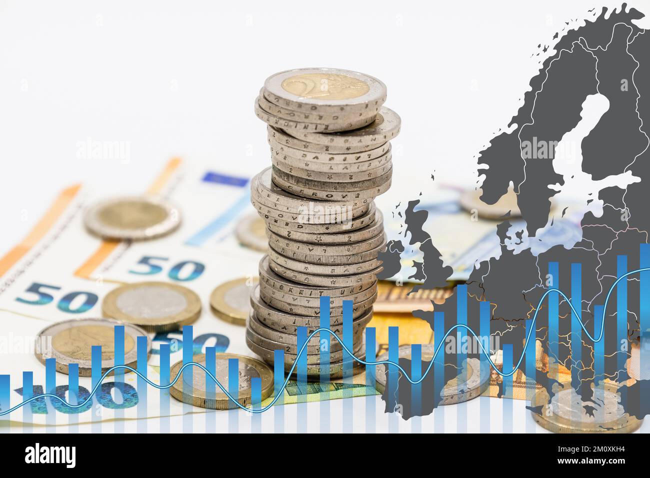 Pile de pièces sur les billets en euros et graphique. Concept de prix élevés de l'électricité et de l'énergie sur le marché Banque D'Images