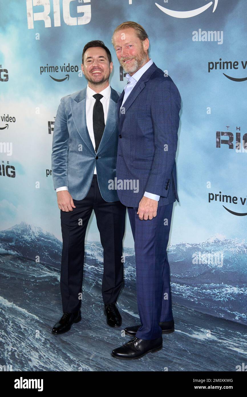 Londres, Royaume-Uni . 8 décembre 2022 . Martin Compston et Iain Glen photographiés lors de la première du Rig à Londres au Regent Street Cinema. Crédit : Alan D West/EMPICS/Alay Live News Banque D'Images