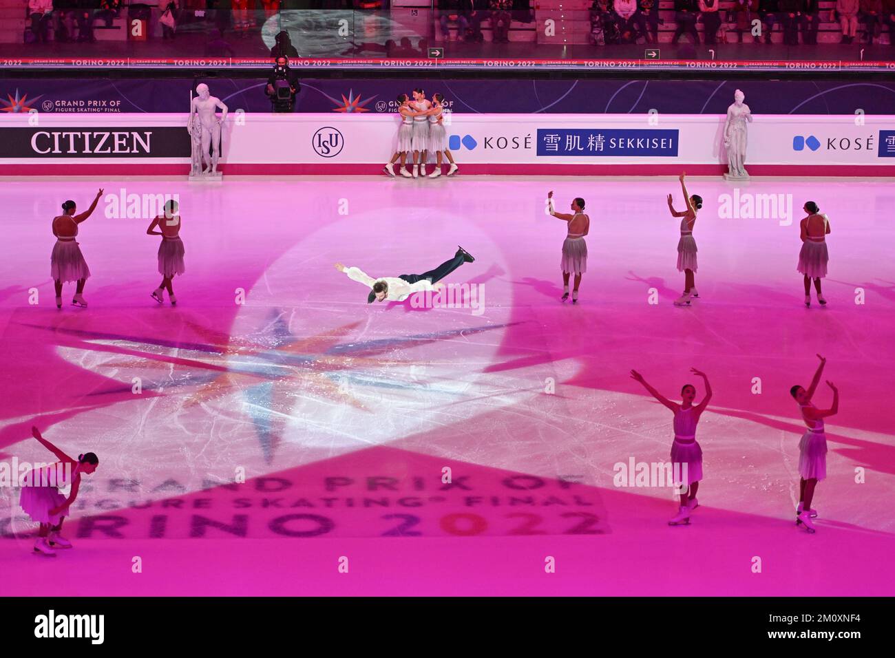 Cérémonie d'ouverture, à la finale 2022 du Grand Prix de patinage artistique de l'UIP, à Palavela, sur 8 décembre 2022, à Turin, en Italie. Credit: Raniero Corbelletti/AFLO/Alay Live News Banque D'Images