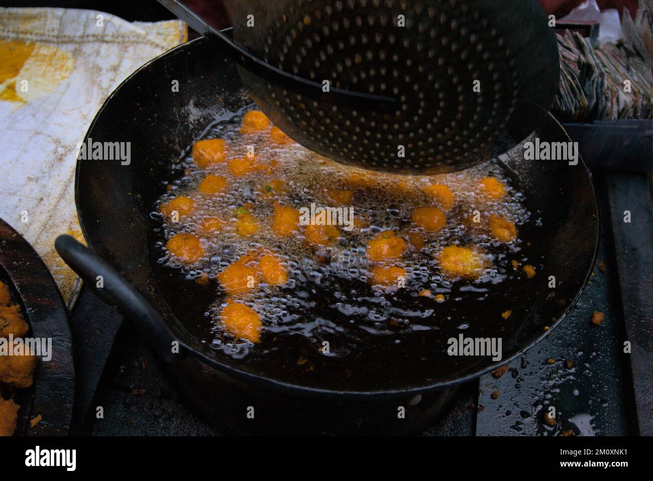 Beignets de lentilles ou Pakora indien frits profondément dans la rue de la cuisine de l'Inde. Vue de dessus, lumière naturelle. Banque D'Images
