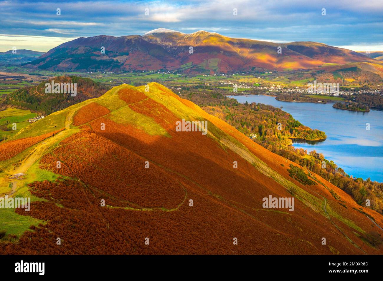 Vue depuis Cat Bells à travers Derwent Water dans le parc national de Lake District avec la neige de Skiddaw à distance Banque D'Images