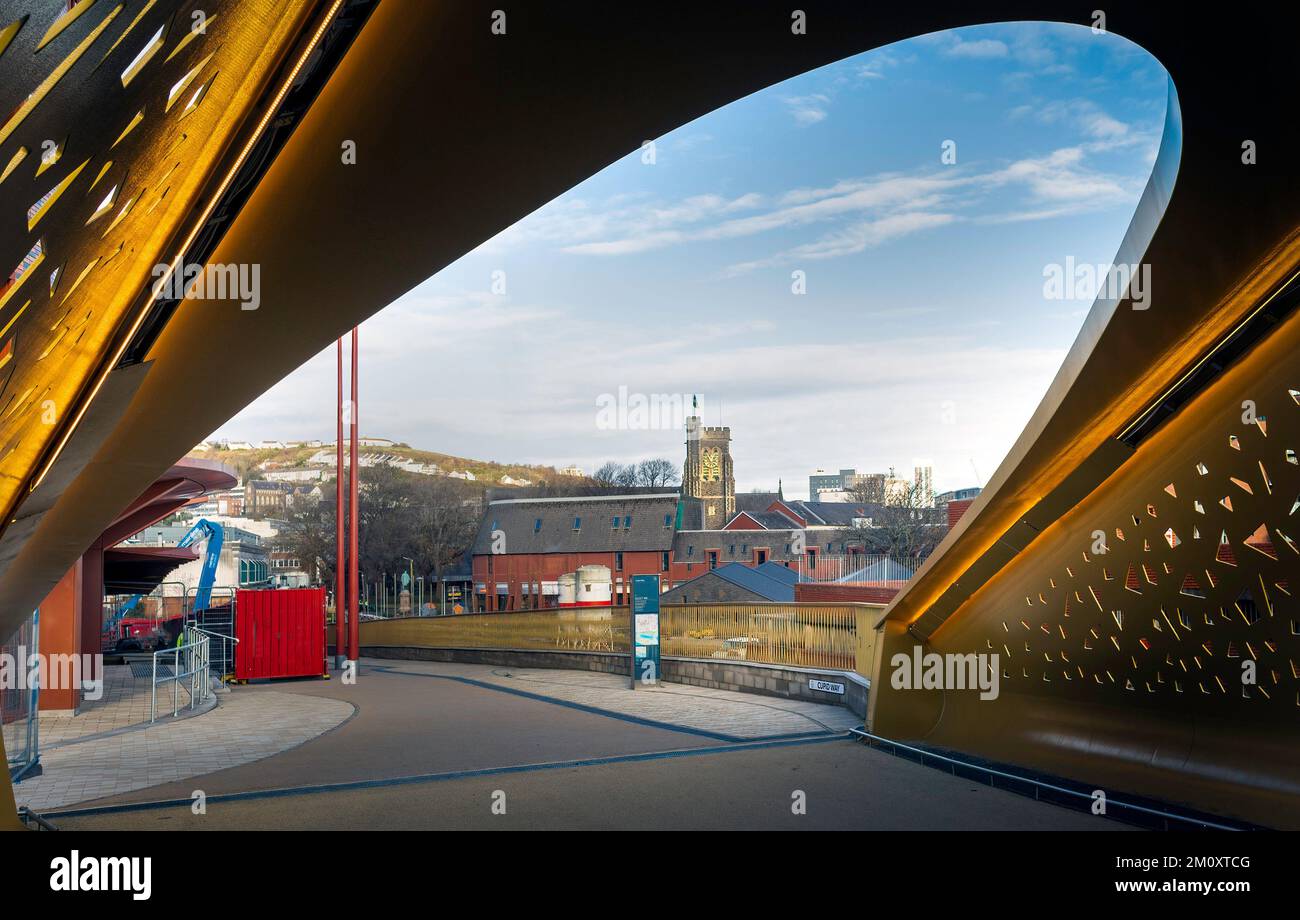 Tour de l'horloge de l'église St Mary vue depuis le pont de la baie COPR à Swansea, Royaume-Uni Banque D'Images