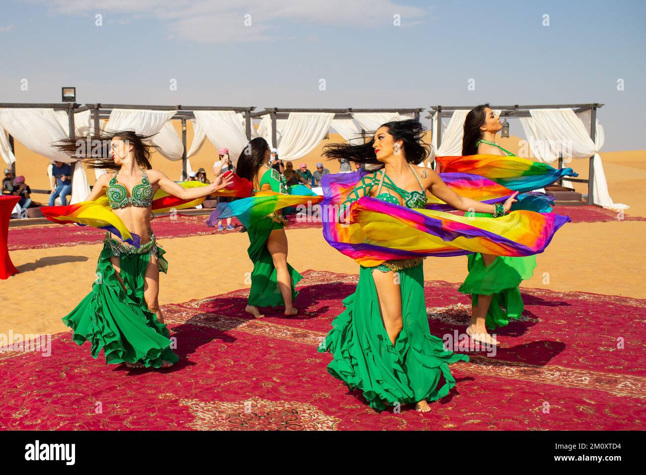 Danseuses du ventre dans la réserve naturelle du désert de Dubaï. Banque D'Images